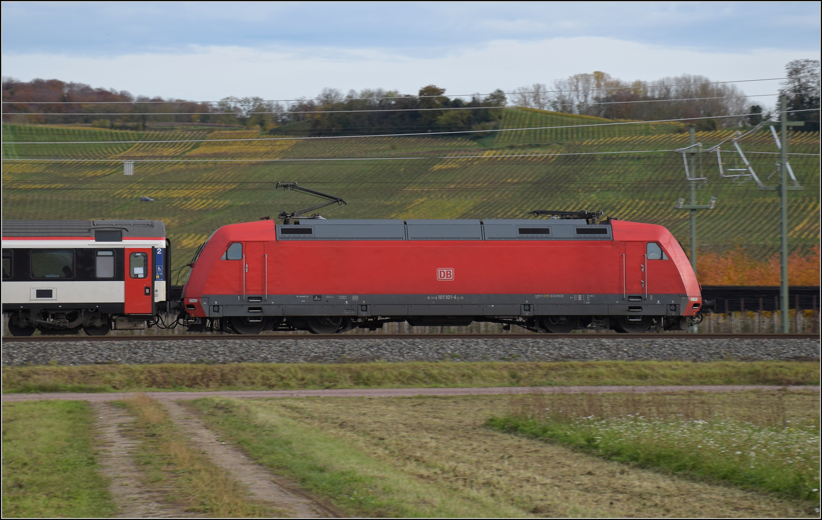 Herbst in Auggen.

101 101 mit dem EC 9 Dortmund – Basel. Oktober 2025.