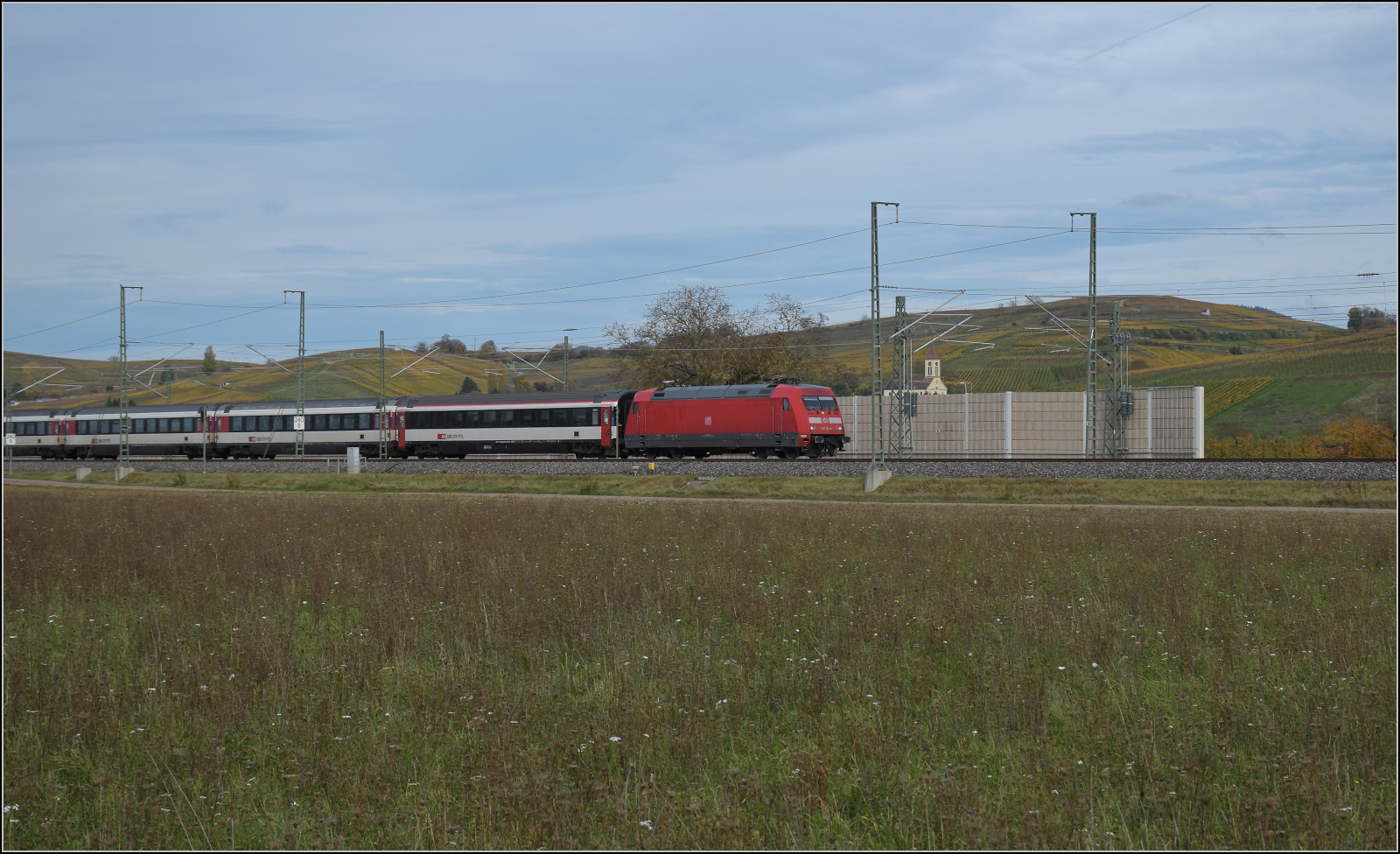 Herbst in Auggen.

101 101 mit dem EC 9 Dortmund – Basel. Oktober 2025.