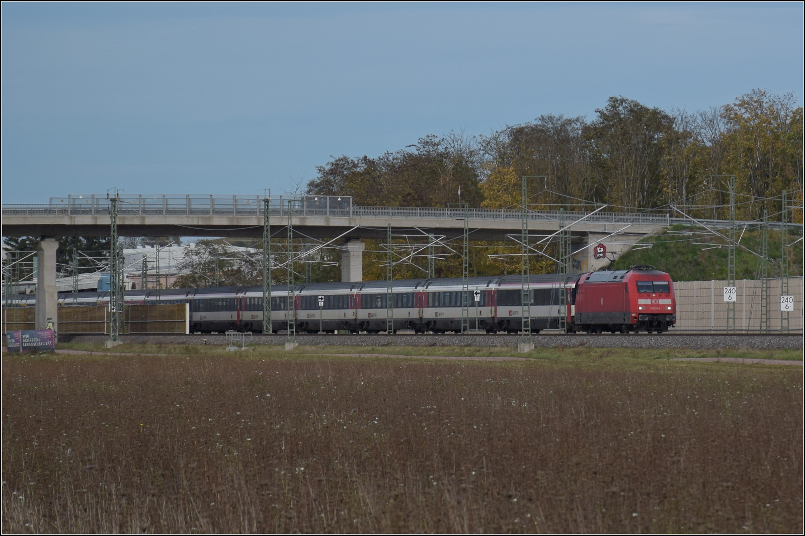 Herbst in Auggen.

101 101 mit dem EC 9 Dortmund – Basel. Oktober 2025.