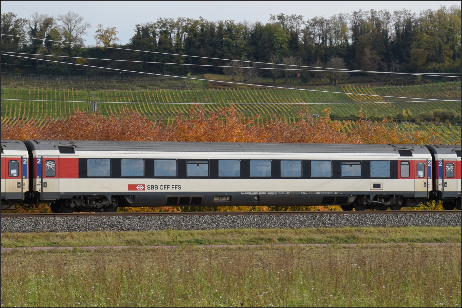 Herbst in Auggen.

101 134 mit dem EC 6 auf dem Weg nach Dortmund. Im Bild ist Bpm 61 85 20-90 207-2 CH-SBB. Oktober 2025.