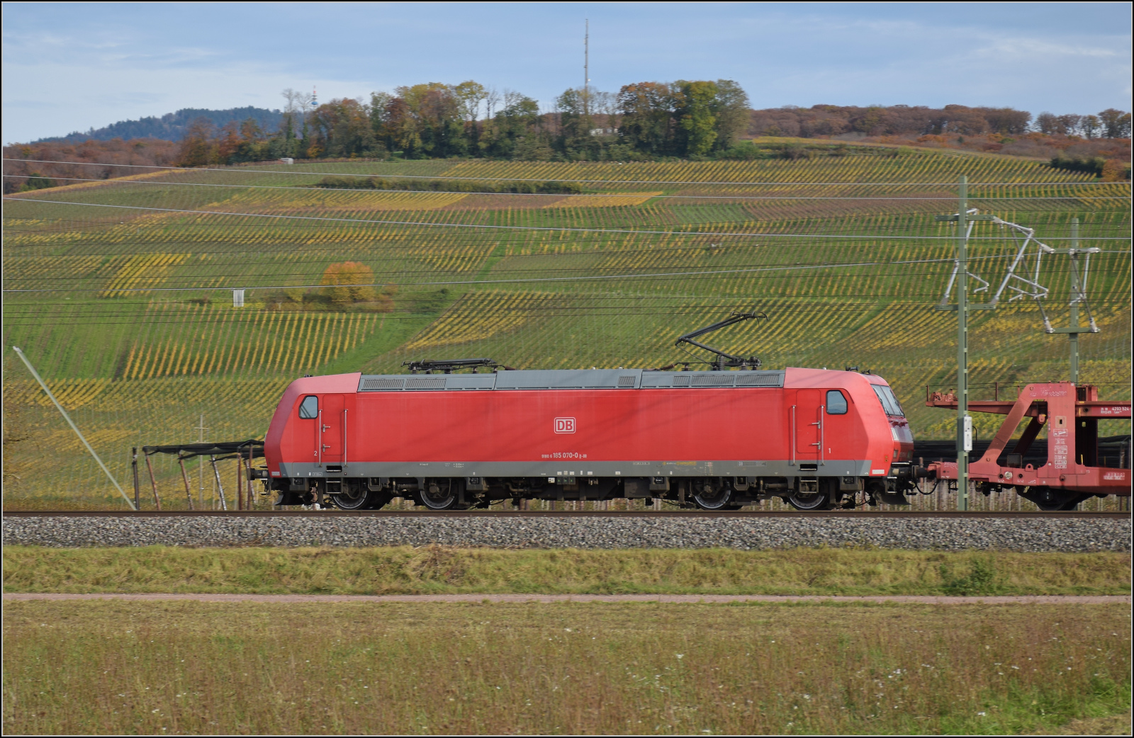 Herbst in Auggen.

185 070 mit leeren Autotransportwagen auf dem Weg nach Basel. Oktober 2025.