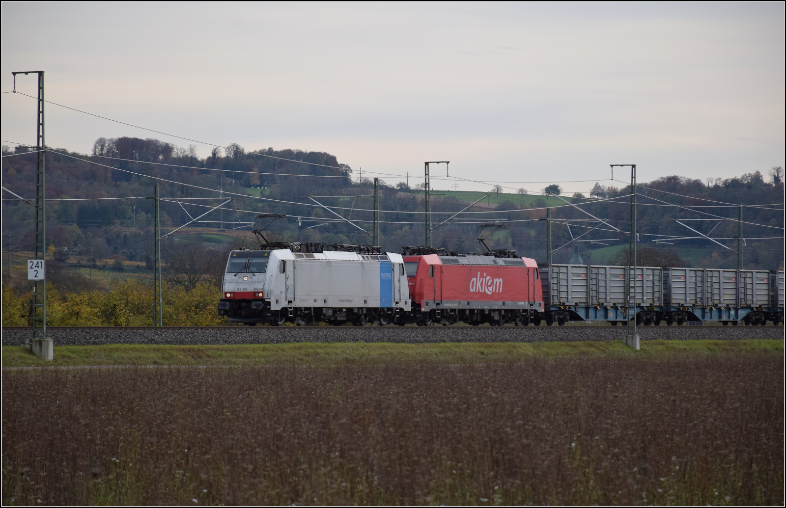 Herbst in Auggen.

186 452 von Railpool und 185 586 Akiem fahren zur Abholung weiterer Rüben nach Norddeutschland. Oktober 2025.