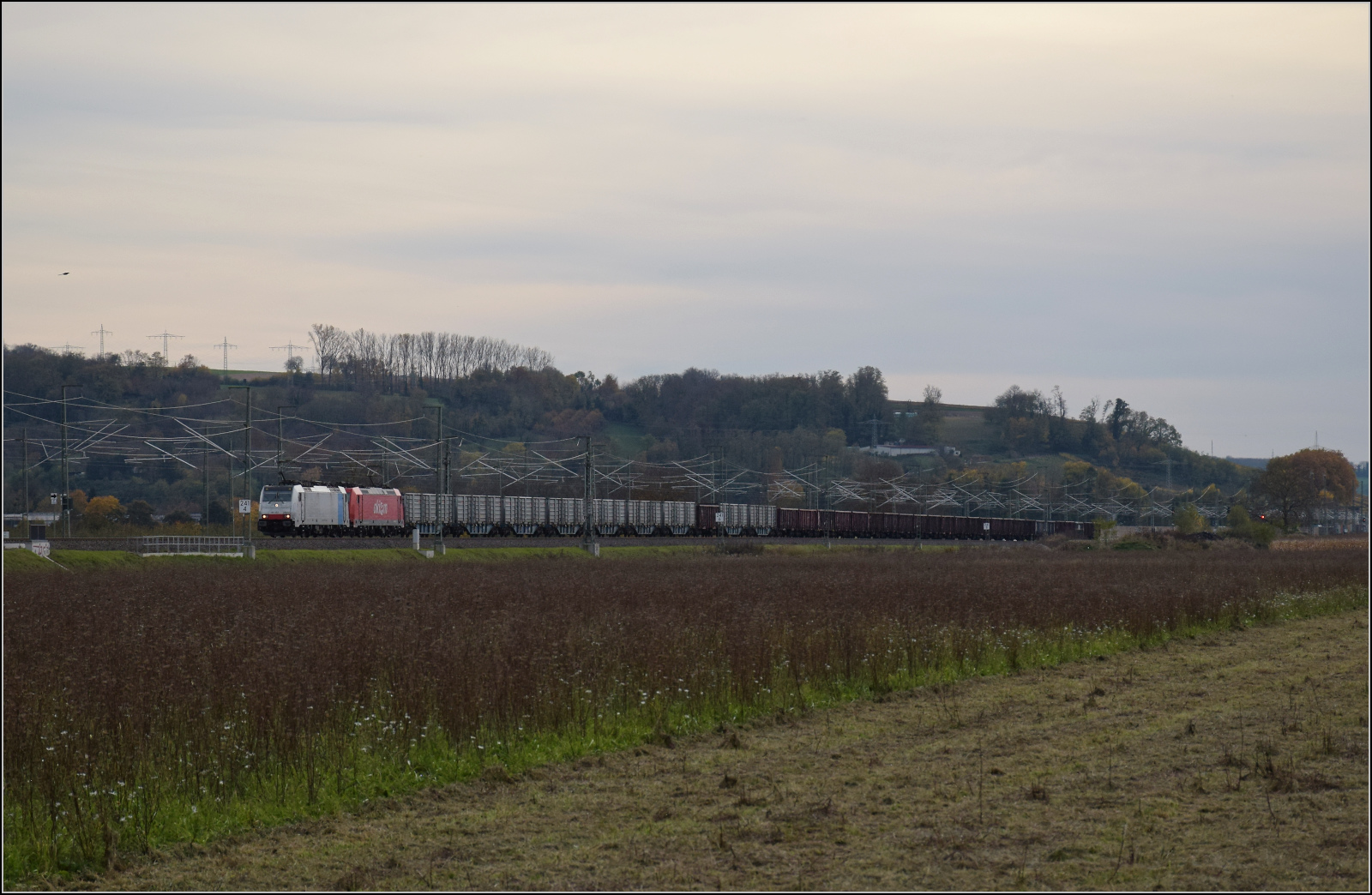 Herbst in Auggen.

186 452 von Railpool und 185 586 Akiem fahren zur Abholung weiterer Rüben nach Norddeutschland. Oktober 2025.