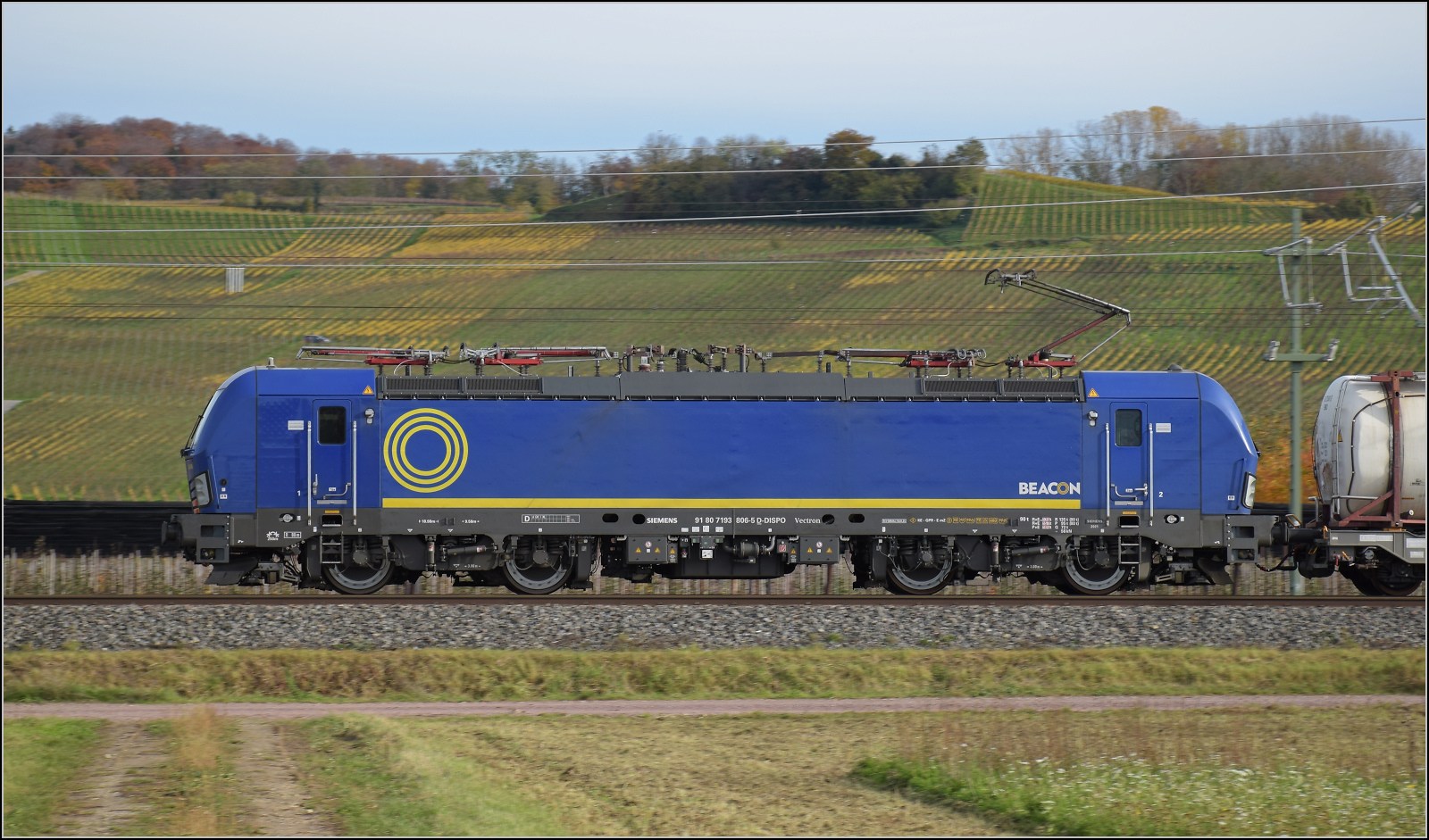 Herbst in Auggen.

193 806 von Beacon in blau ist nordwärts unterwegs. Oktober 2025.