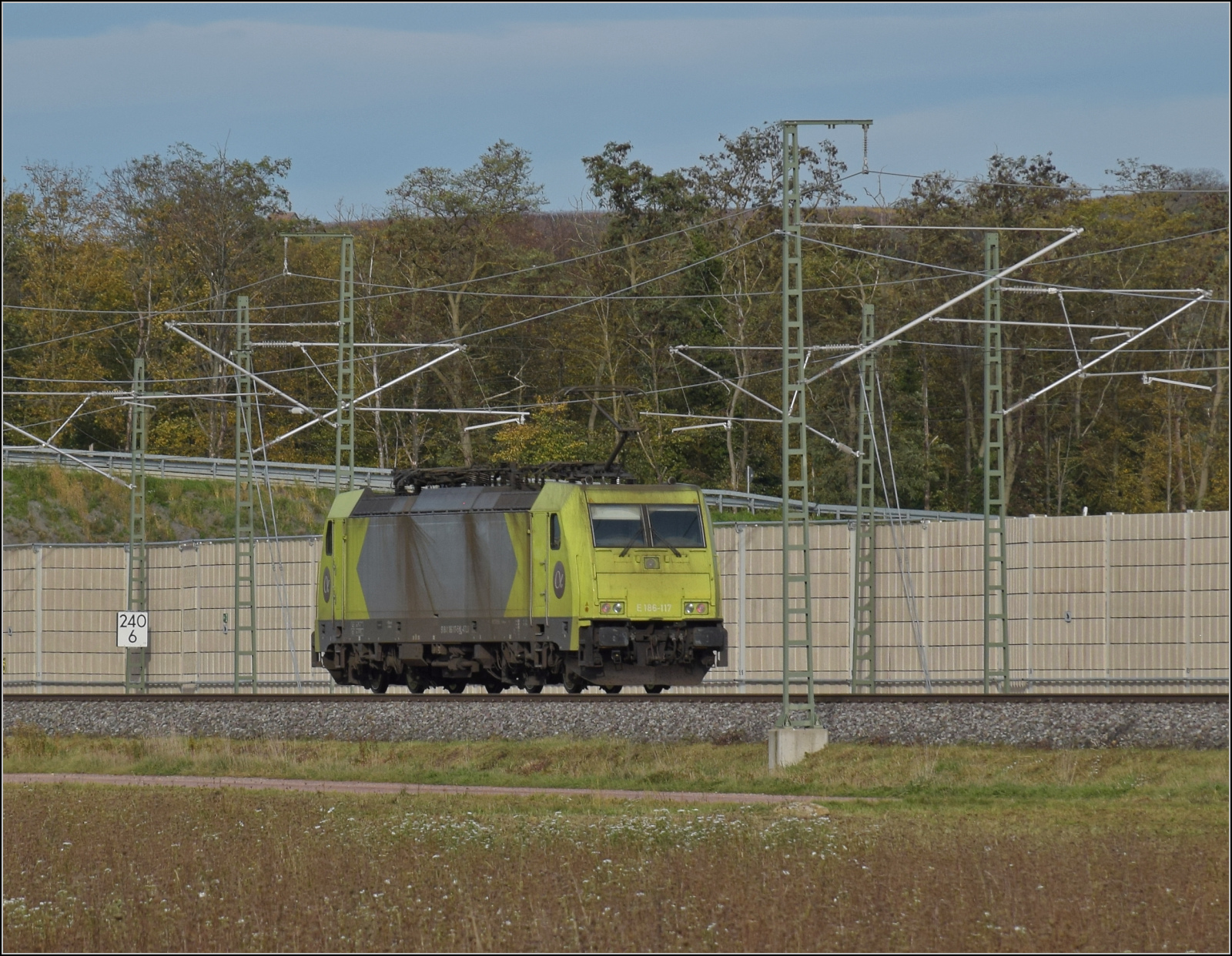 Herbst in Auggen.

91 81 1 186 117 NL-ATLU fährt solo nordwärts. Oktober 2025.