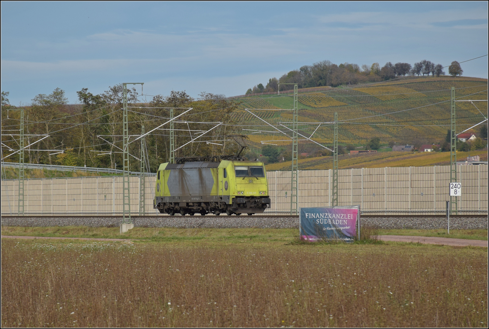 Herbst in Auggen.

91 81 1 186 117 NL-ATLU fährt solo nordwärts. Oktober 2025.