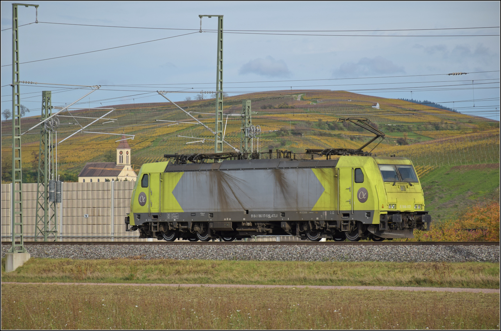 Herbst in Auggen.

91 81 1 186 117 NL-ATLU fährt solo nordwärts. Oktober 2025.