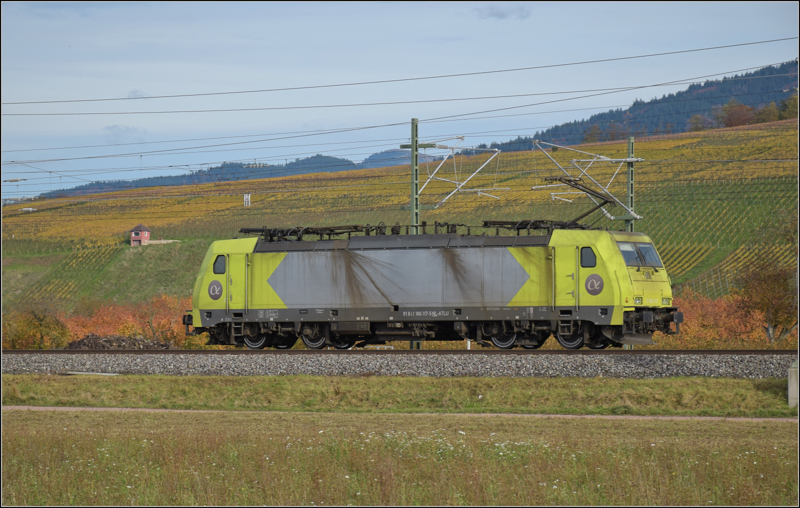 Herbst in Auggen.

91 81 1 186 117 NL-ATLU fährt solo nordwärts. Oktober 2025.