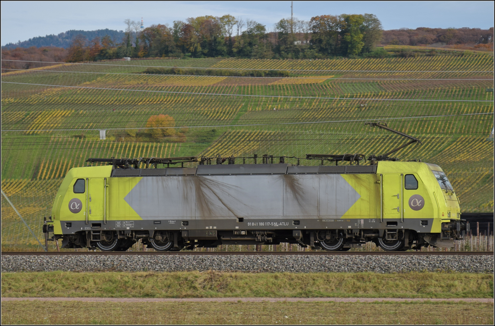 Herbst in Auggen.

91 81 1 186 117 NL-ATLU fährt solo nordwärts. Oktober 2025.