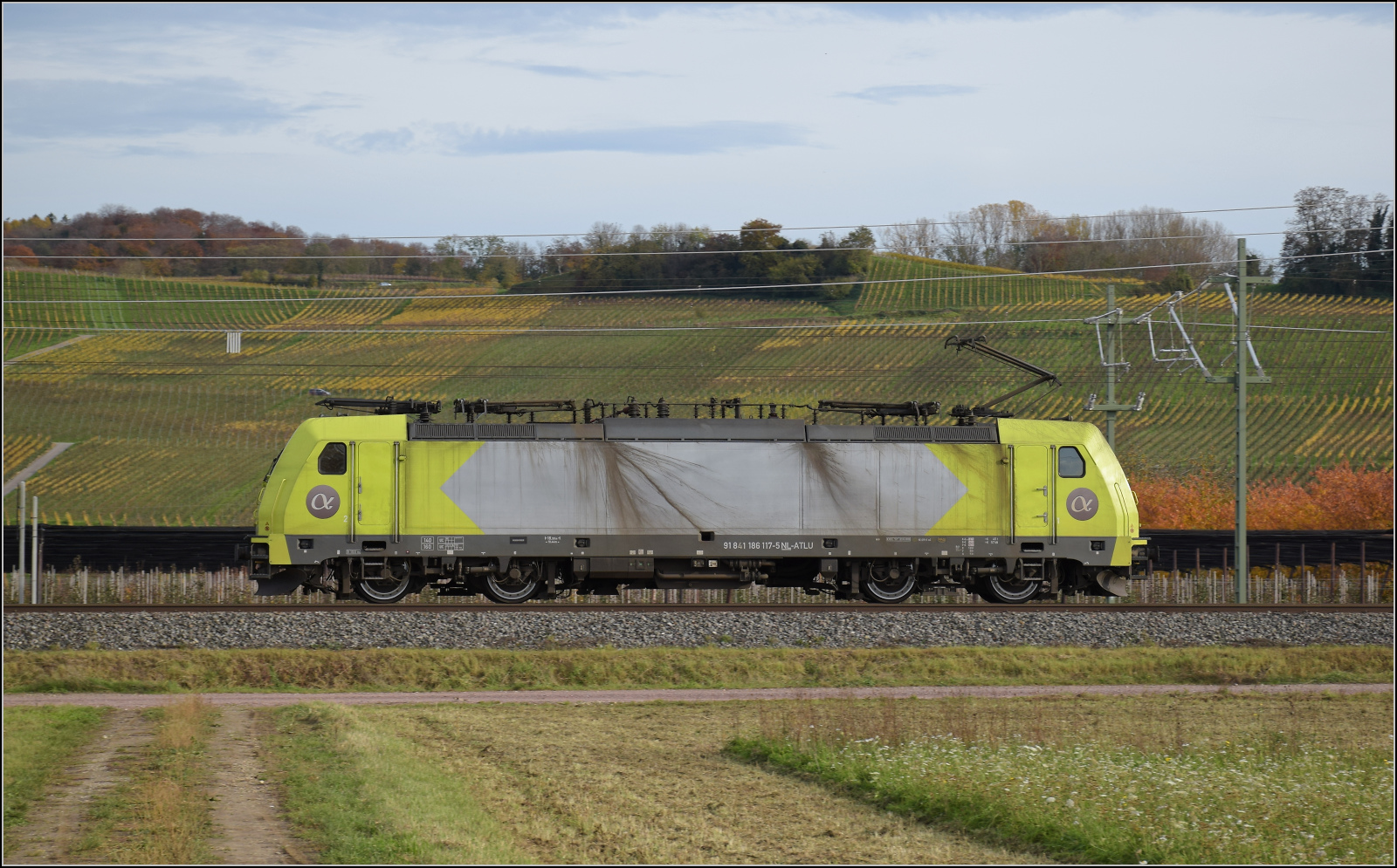 Herbst in Auggen.

91 81 1 186 117 NL-ATLU fährt solo nordwärts. Oktober 2025.