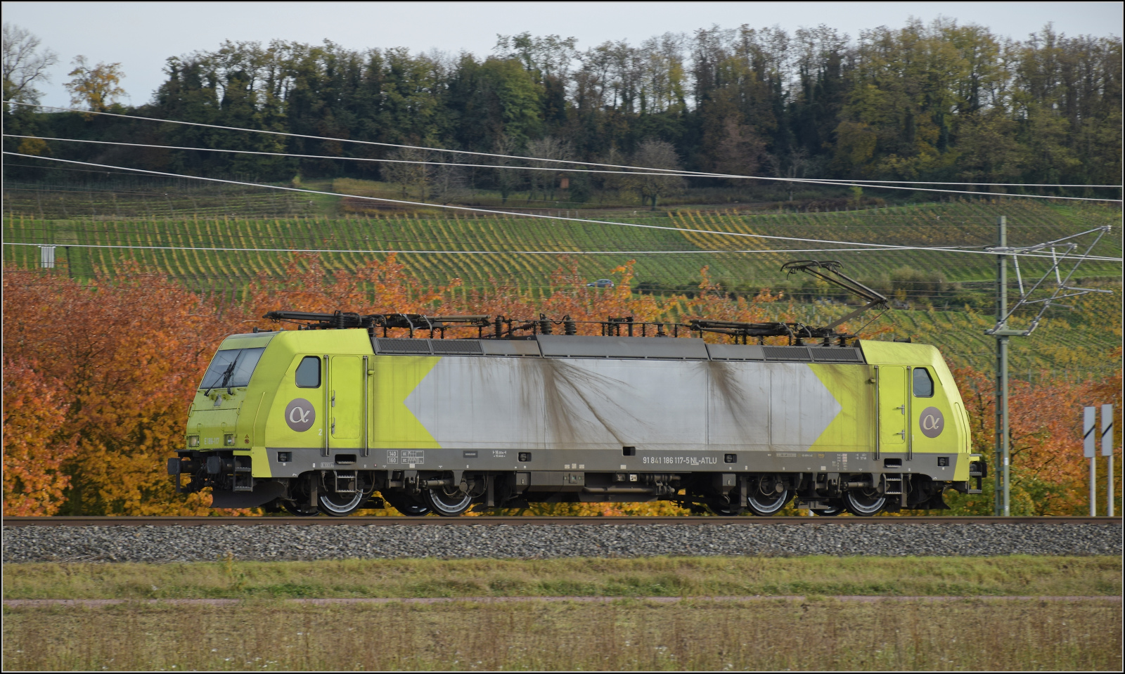 Herbst in Auggen.

91 81 1 186 117 NL-ATLU fährt solo nordwärts. Oktober 2025.