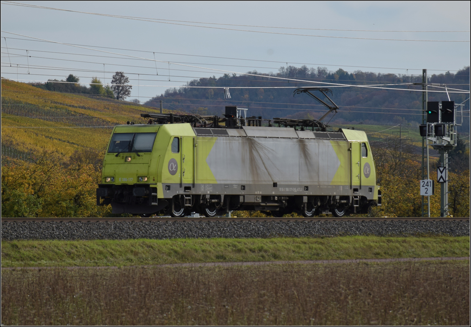 Herbst in Auggen.

91 81 1 186 117 NL-ATLU fährt solo nordwärts. Oktober 2025.