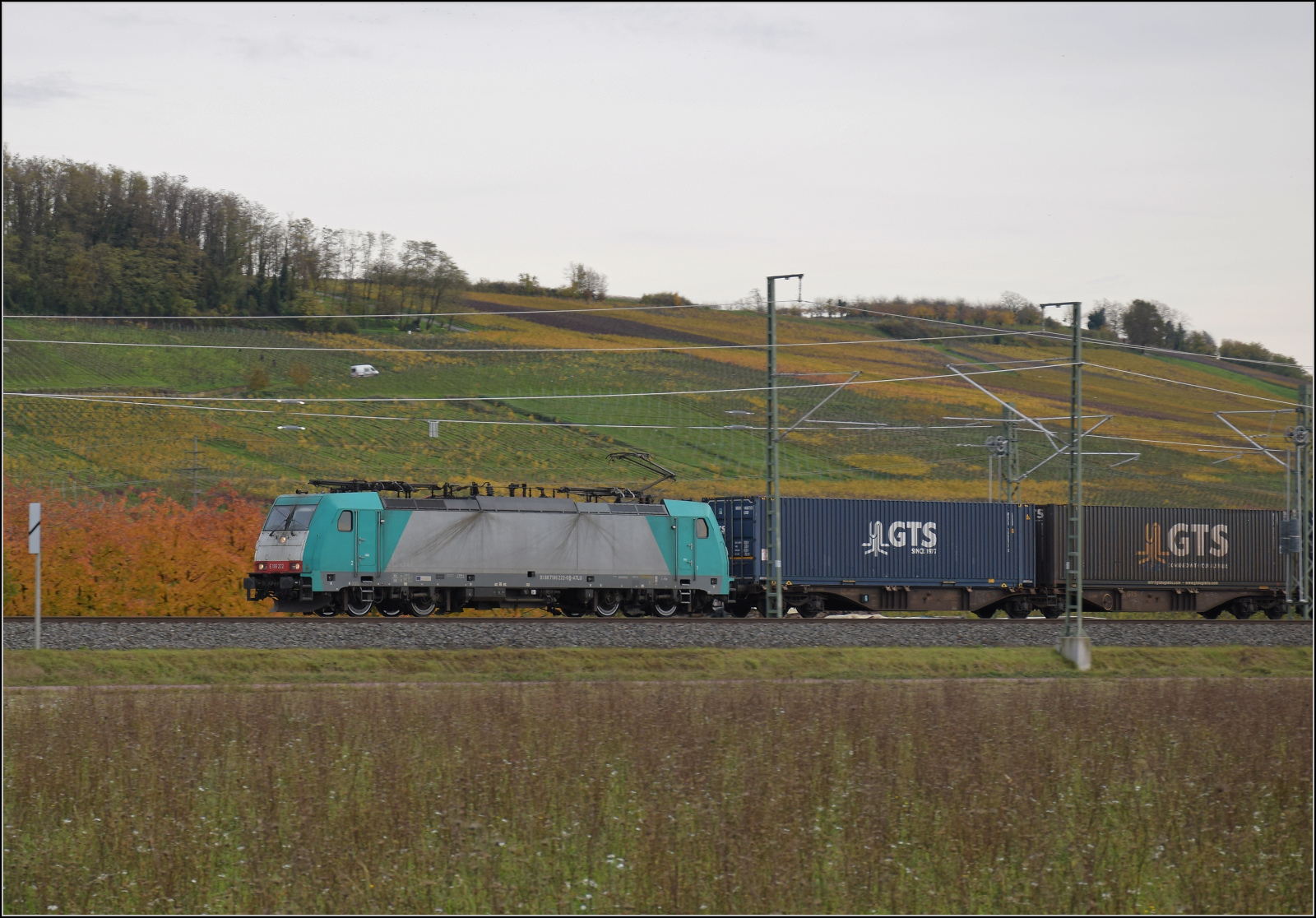 Herbst in Auggen.

91 88 7 186 222 B-ATLU mit Containern auf dem Weg nach Norden. Oktober 2025.