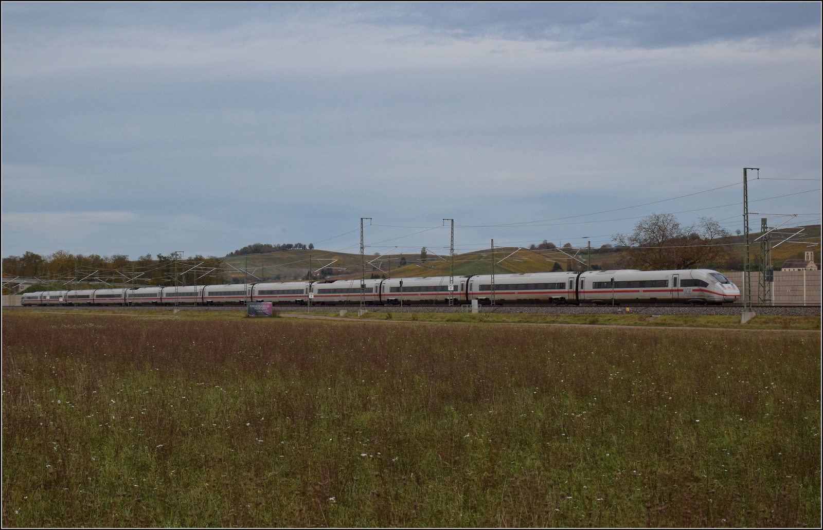 Herbst in Auggen.

Der Schnupfen von '412 007' muss heftig gewesen sein, denn beide Nasen sind geputzt. Oktober 2025.