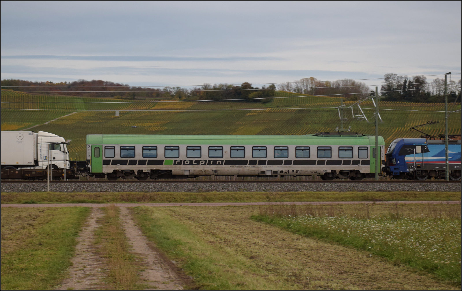 Herbst in Auggen.

Rola mit 193 534 'Ruhr' auf dem Weg nach Italien. Im Bild der Begleitwagen Bcm 61 85 59-00 118-4 CH-RALP. Oktober 2025.