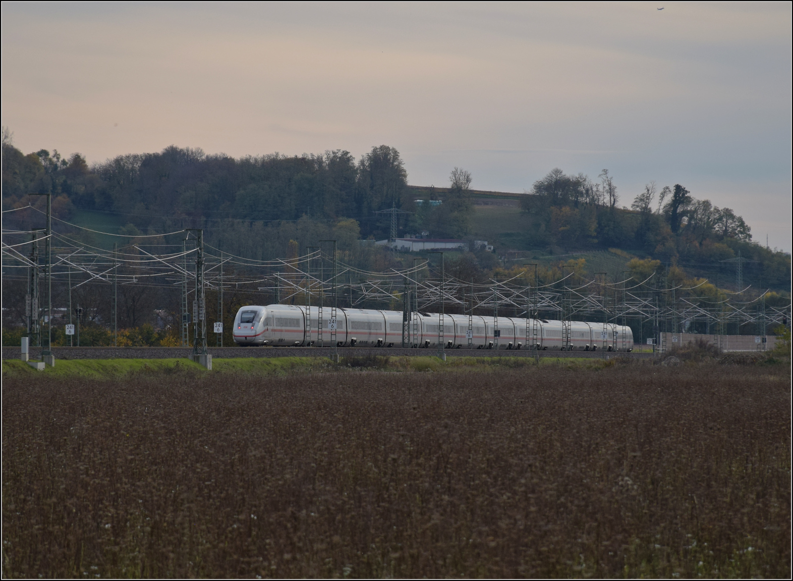 Herbst in Auggen.

Triebzug 9007 alias '412 007' auf dem Weg in die Schweiz. Oktober 2025.