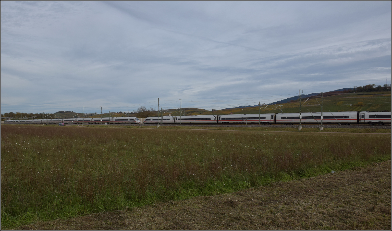 Herbst in Auggen.

Triebzug 9007 alias '412 007' auf dem Weg in die Schweiz. Oktober 2025.