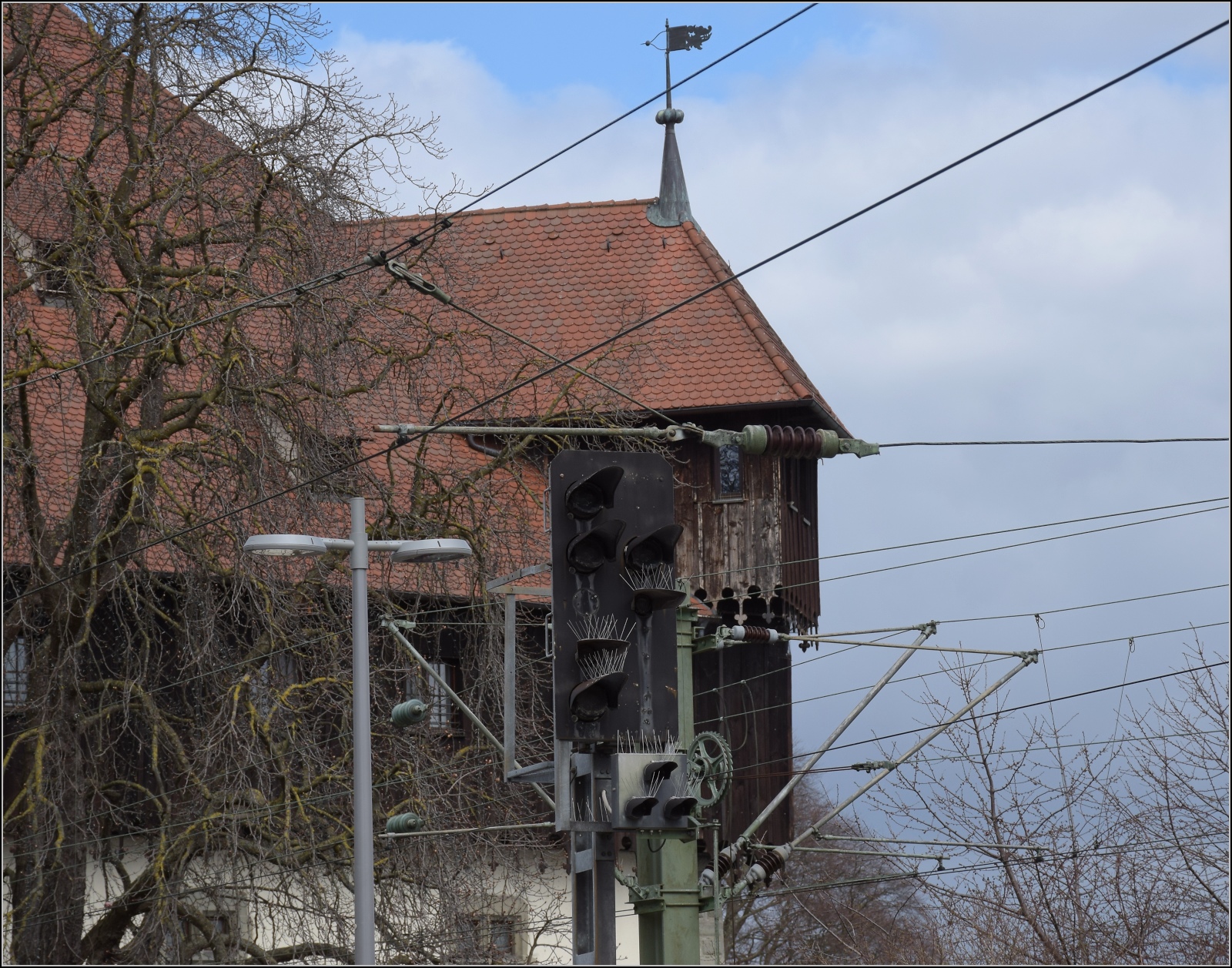 Heute streiken mal nicht Fahrzeuge, Weichen oder Signale, sondern die Mitarbeiter.

Die Signale werden allerdings heute bestreikt... Bahnhof Konstanz Richtung Süden. März 2023.