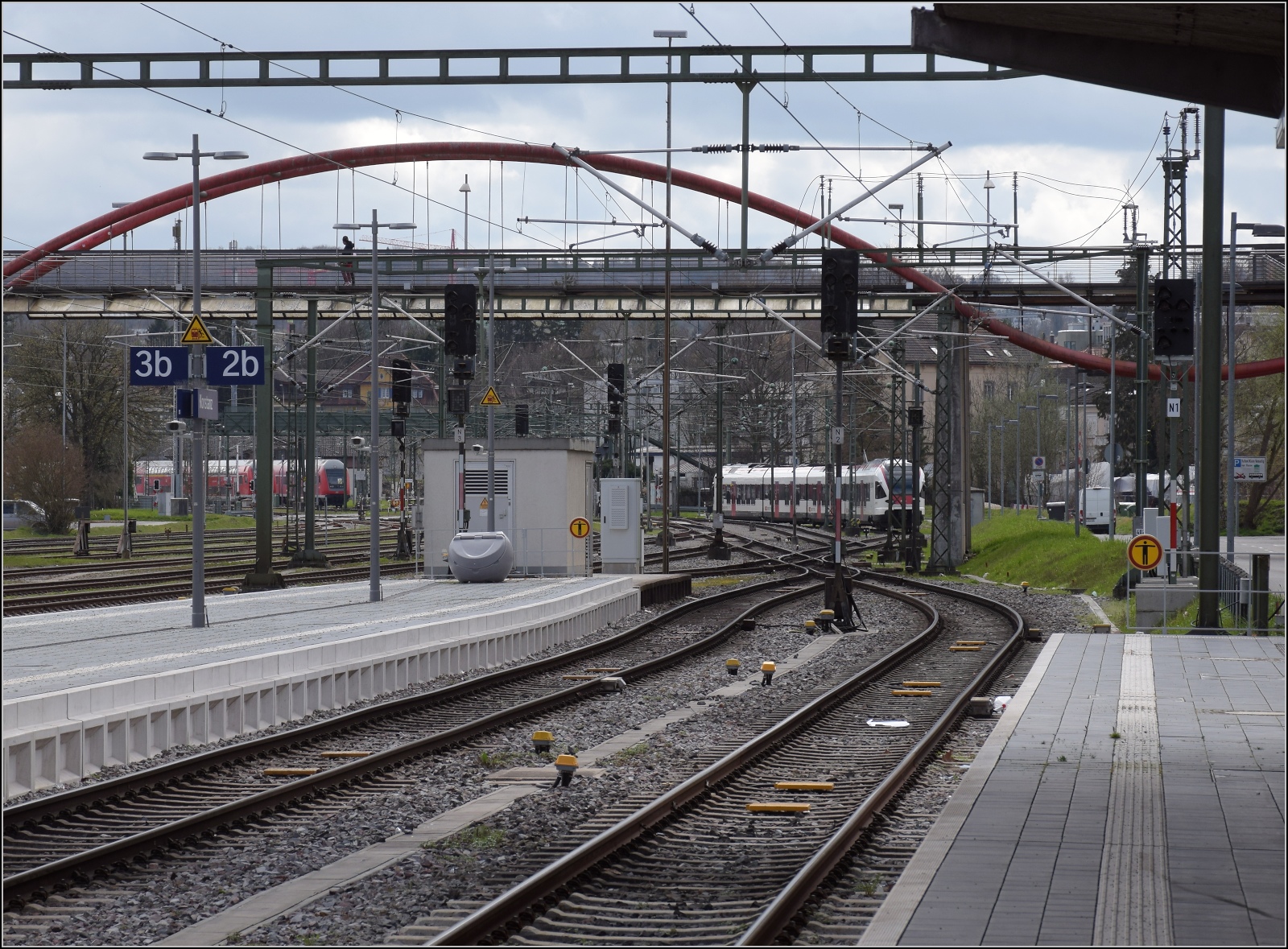 Heute streiken mal nicht Fahrzeuge, Weichen oder Signale, sondern die Mitarbeiter.

Die Signale werden allerdings heute bestreikt... Bahnhof Konstanz Richtung Sden. Mrz 2023.