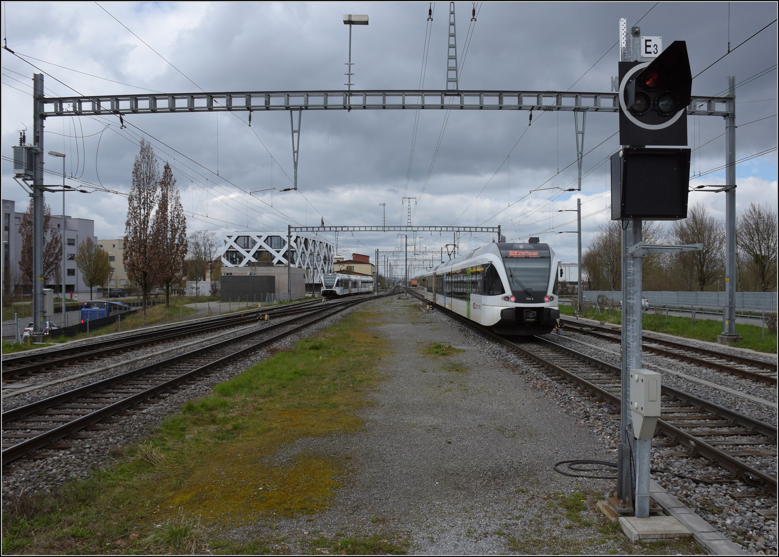 Heute streiken mal nicht Fahrzeuge, Weichen oder Signale, sondern die Mitarbeiter.

In Kreuzlingen fährt RABe 526 794 als S1 nach Schaffhausen aus. März 2023.