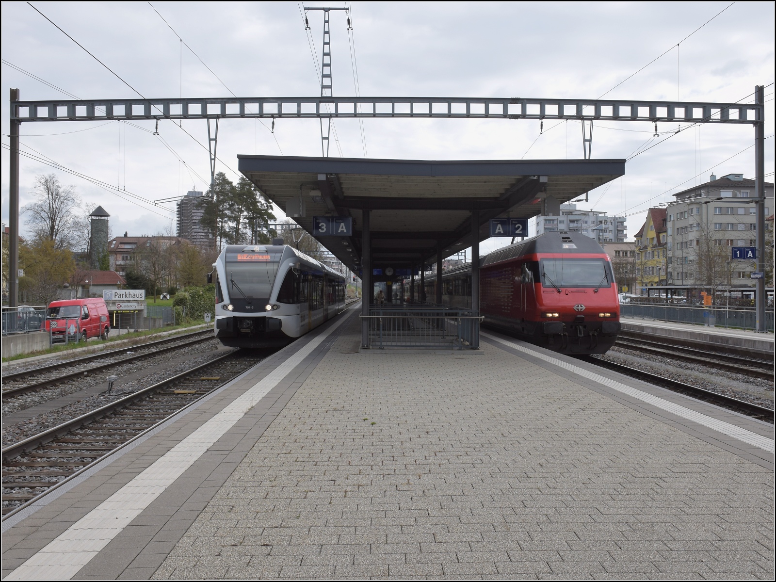 Heute streiken mal nicht Fahrzeuge, Weichen oder Signale, sondern die Mitarbeiter.

In Kreuzlingen fährt RABe 526 794 als S1 nach Schaffhausen aus, daneben Re 460 100. März 2023.