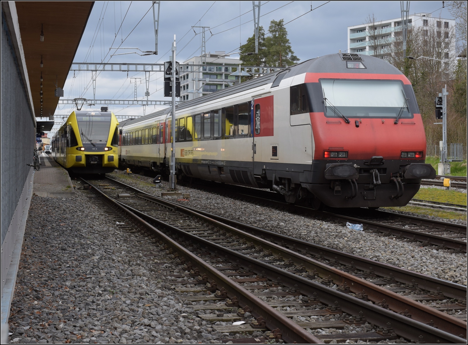 Heute streiken mal nicht Fahrzeuge, Weichen oder Signale, sondern die Mitarbeiter.

Züge von und nach Konstanz enden bereits in Kreuzlingen. Hier steht ein IR aus EW IV mit Re 460 100 im Bahnhof. Man beachte die Position des Steuerwagens. Der zweite Zug ist eine Doppeltraktion kurzer Thurbo-GTW mit dem gelben RABe 526 707 und RABe 526 746. März 2023.