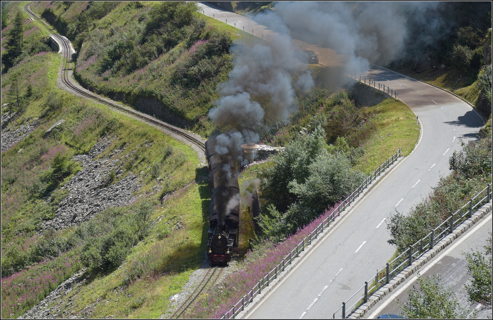 HG 4/4 704 erklimmt mit ihrem Zug die Rampe von Oberwald nach Gletsch. August 2025.