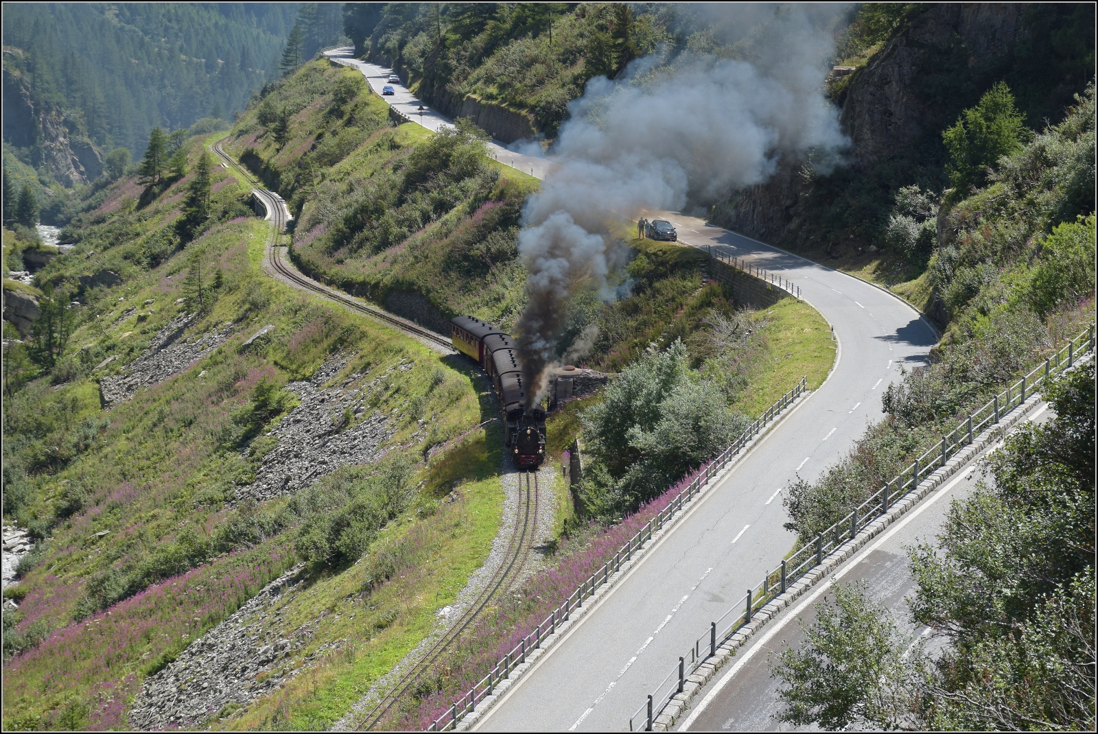 HG 4/4 704 erklimmt mit ihrem Zug die Rampe von Oberwald nach Gletsch. August 2025.