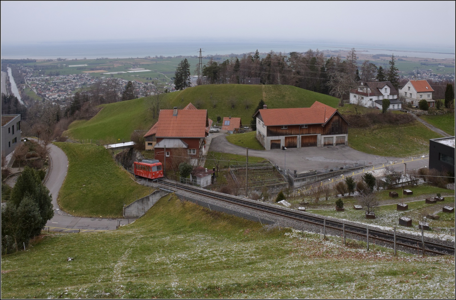 Hommage an die S26.

BDeh 1/2 1 'Liseli' auf Talfahrt nach Rheineck. Walzenhausen, Februar 2023.