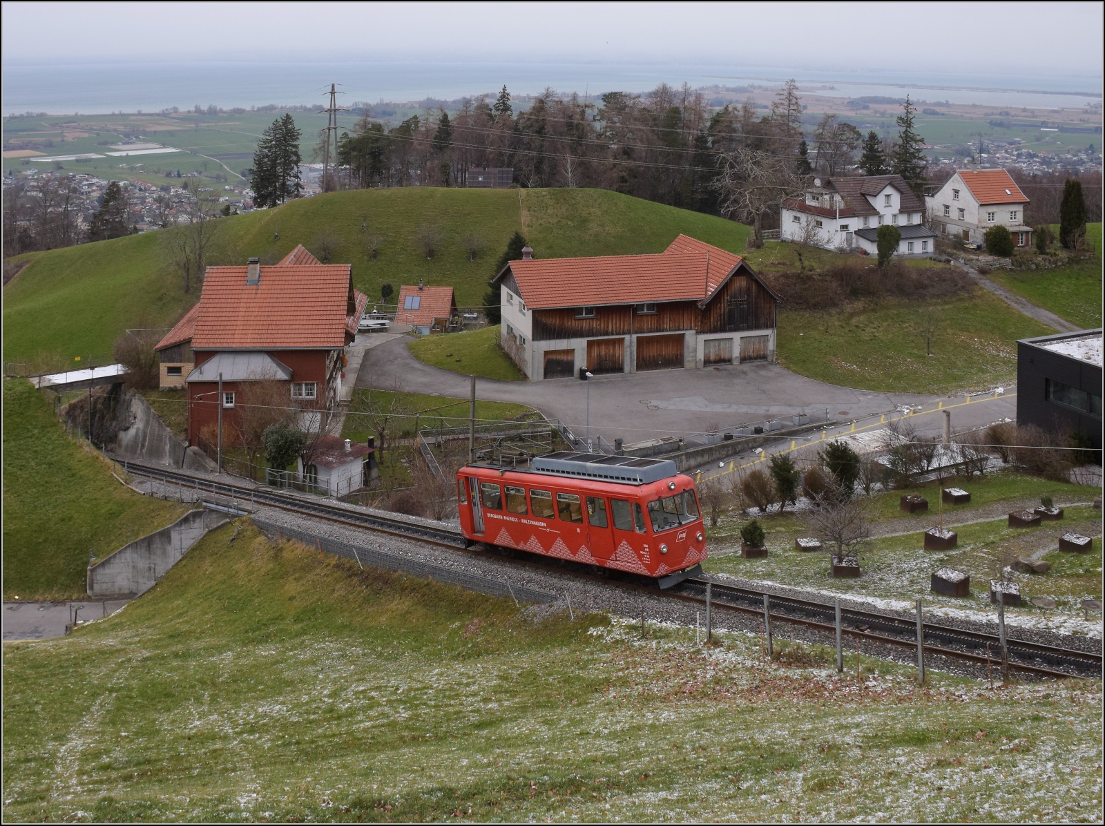 Hommage an die S26.

BDeh 1/2 1 'Liseli' auf Talfahrt nach Rheineck. Walzenhausen, Februar 2023.