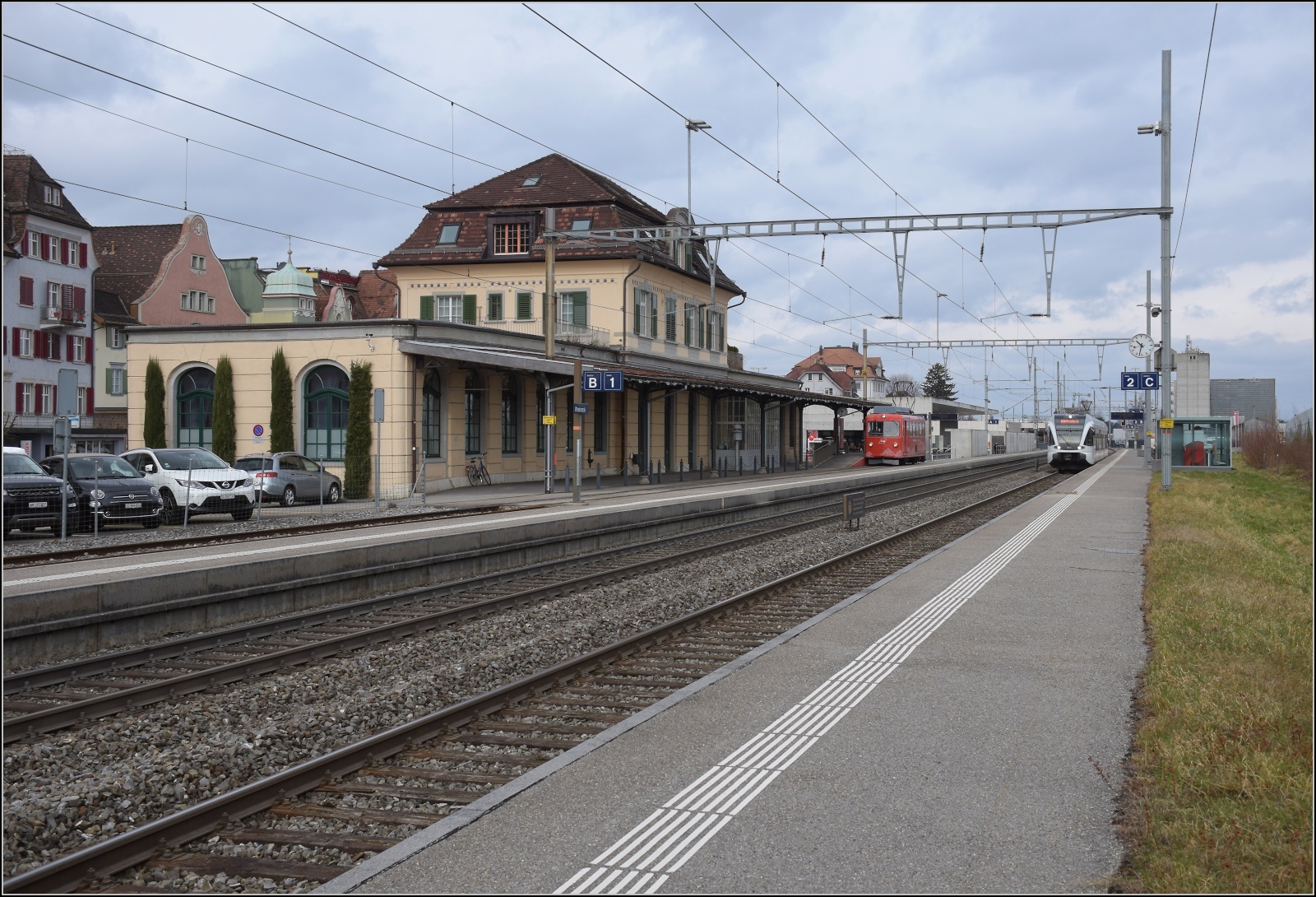 Hommage an die S26.

BDeh 1/2 1 'Liseli' und auf dem Normalspurgleis RABe 526 802. Rheineck Februar 2023. 