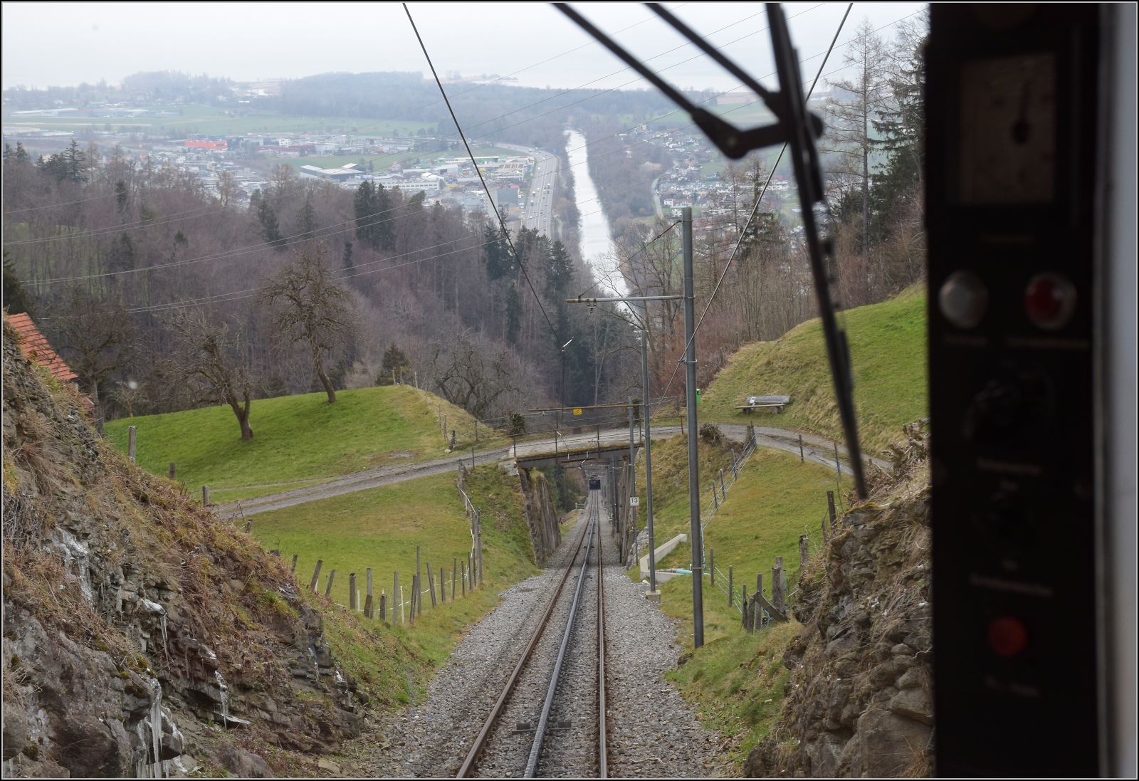 Hommage an die S26.

Fahrt mit BDeh 1/2 1 'Liseli' zurck ins Tal. Februar 2023.