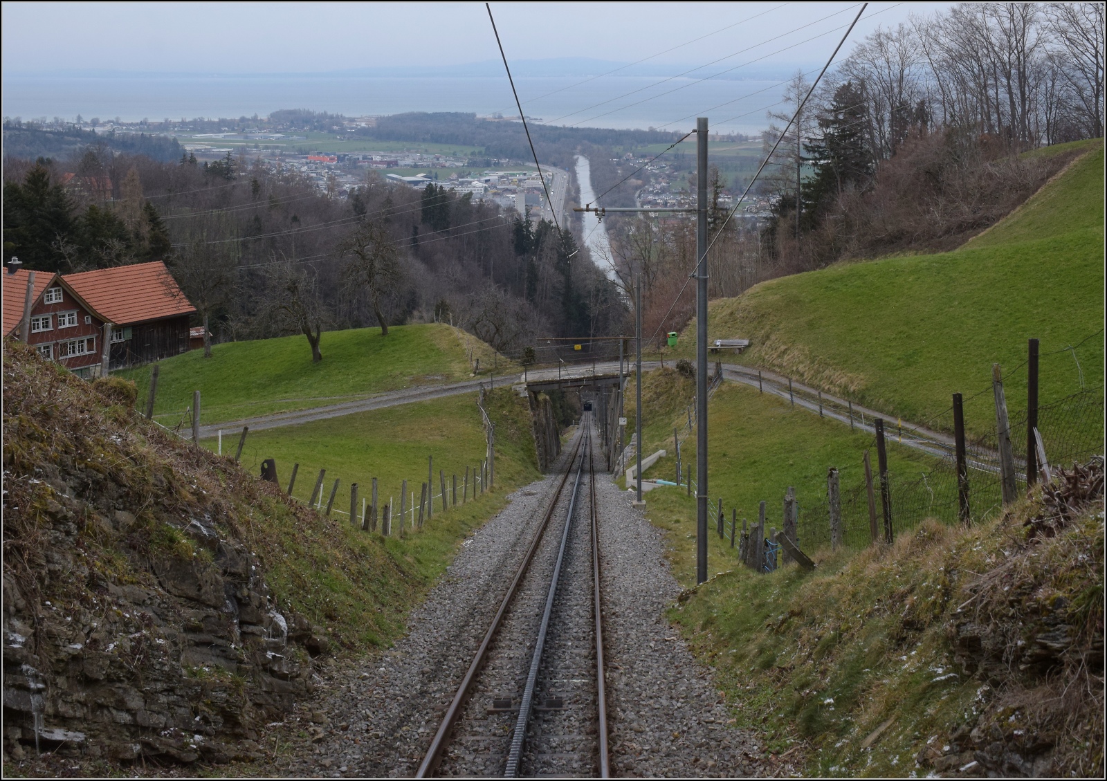 Hommage an die S26.

In BDeh 1/2 1 'Liseli' auf Bergfahrt nach Walzenhausen. Februar 2023.