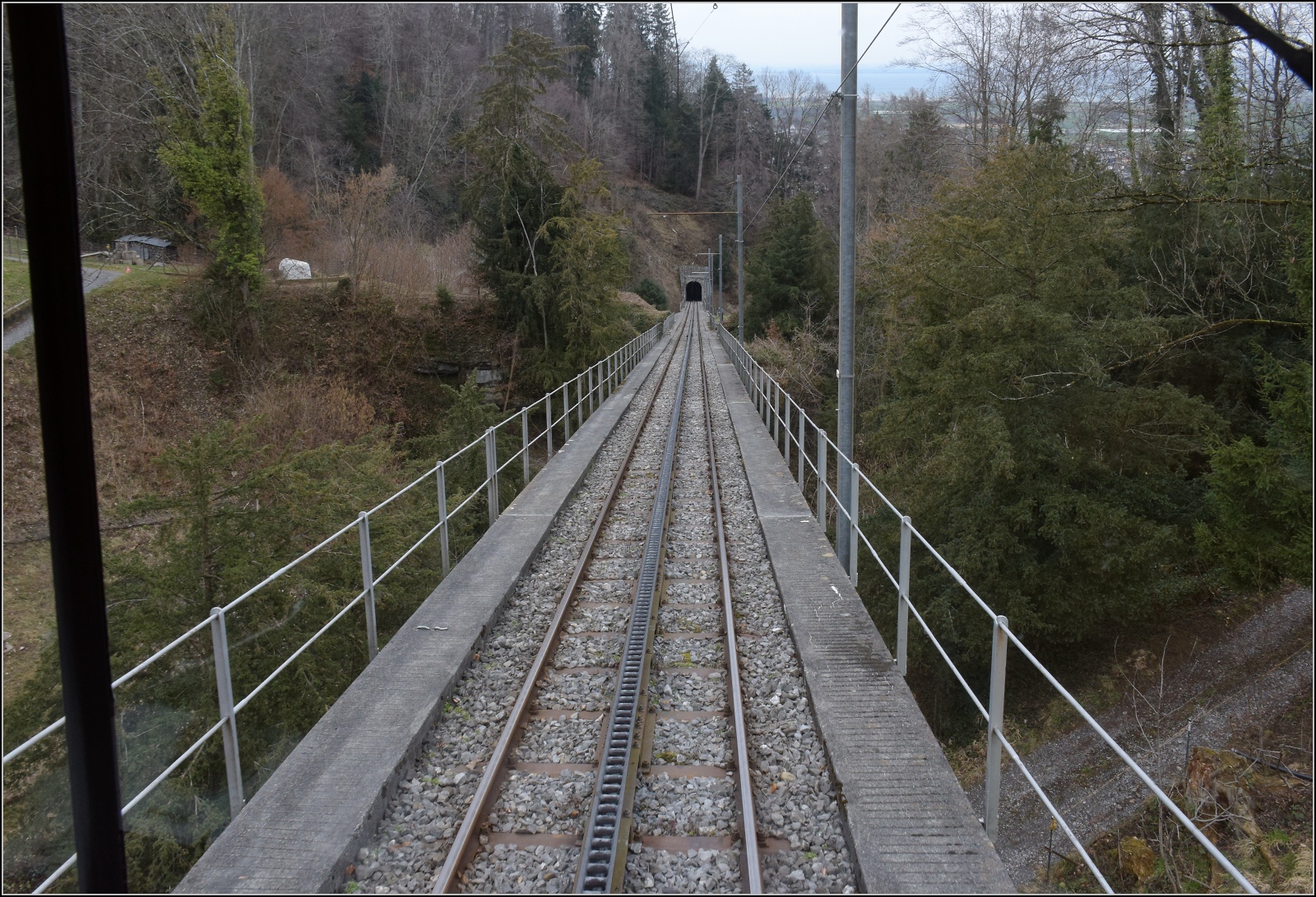 Hommage an die S26.

Mit BDeh 1/2 1 'Liseli' auf Bergfahrt nach Walzenhausen, Blick zurck auf den Schutztunnel, wo oberhalb der Ruderbach unter der Strecke mandert. Daher sind drei Brcken in Folge ntig. Februar 2023.