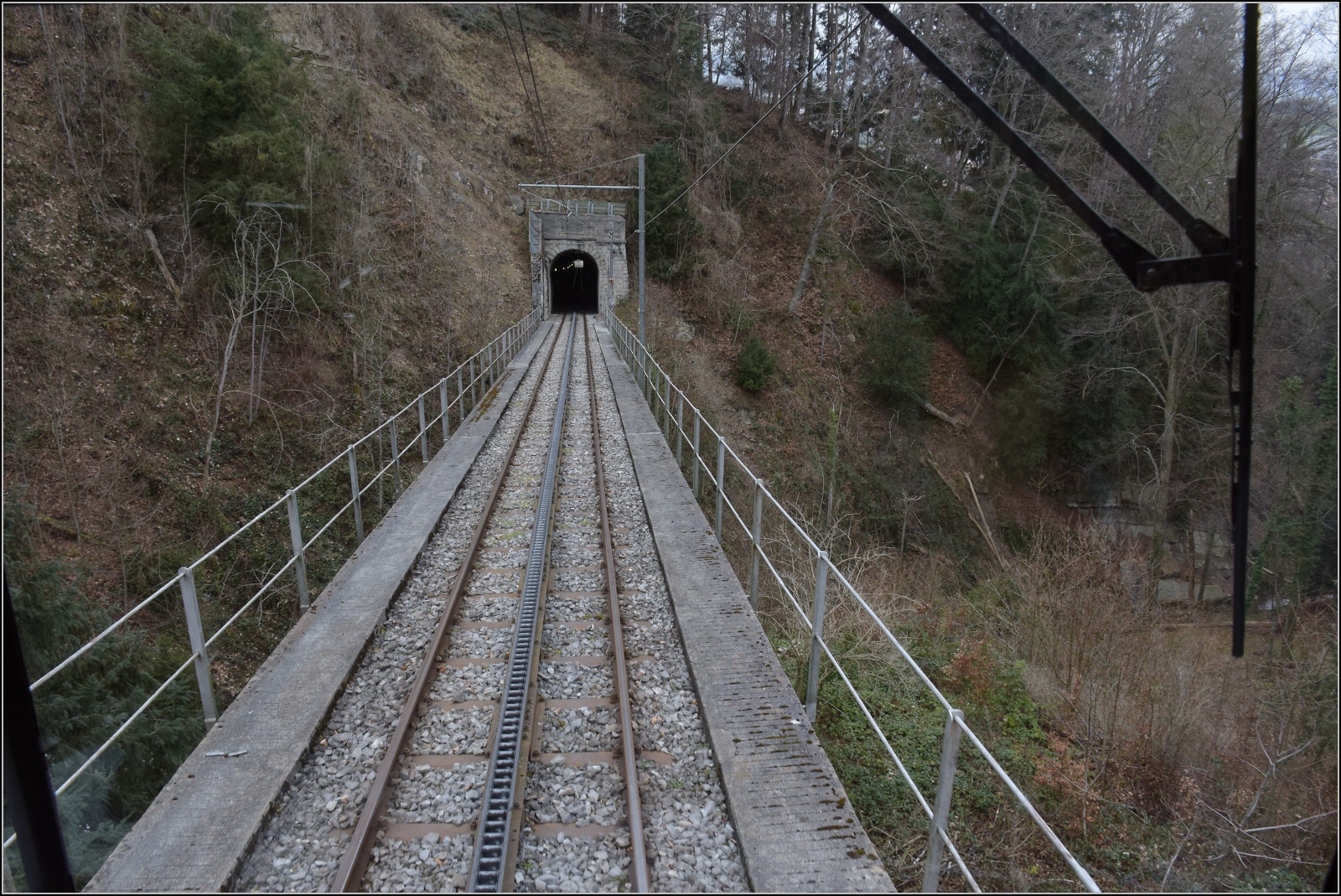 Hommage an die S26.

Mit BDeh 1/2 1 'Liseli' auf Bergfahrt nach Walzenhausen, Blick zurck auf den Schutztunnel. Februar 2023.