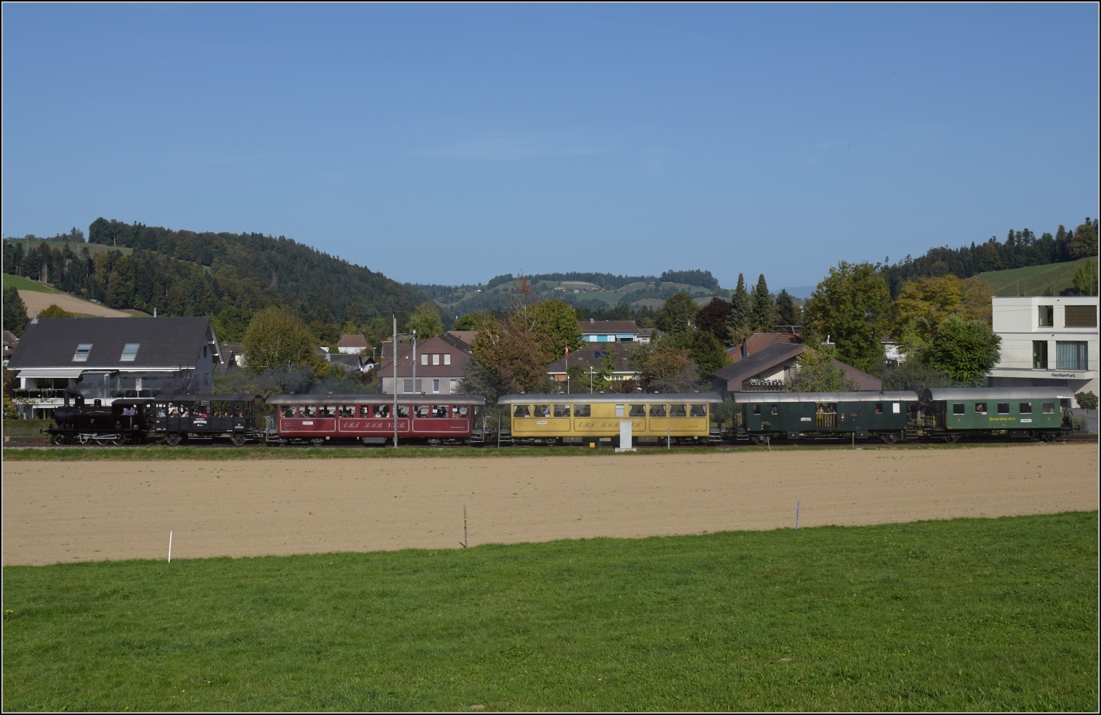 Huttwiler Dampftage. 

Ed 3/4 51 der Bern-Schwarzenburg-Bahn auf dem Weg nach Sumiswald und Wasen. Huttwil, Oktober 2023.