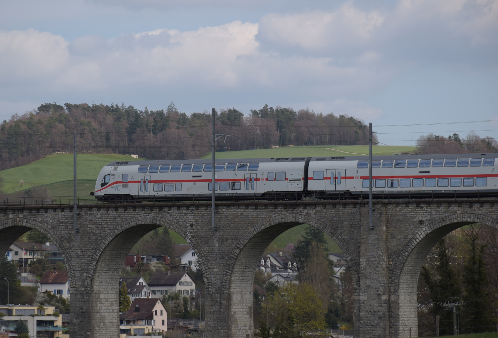 IC2 4905 mit 147 578 auf dem Eglisauer Viadukt über den Rhein. April 2026.