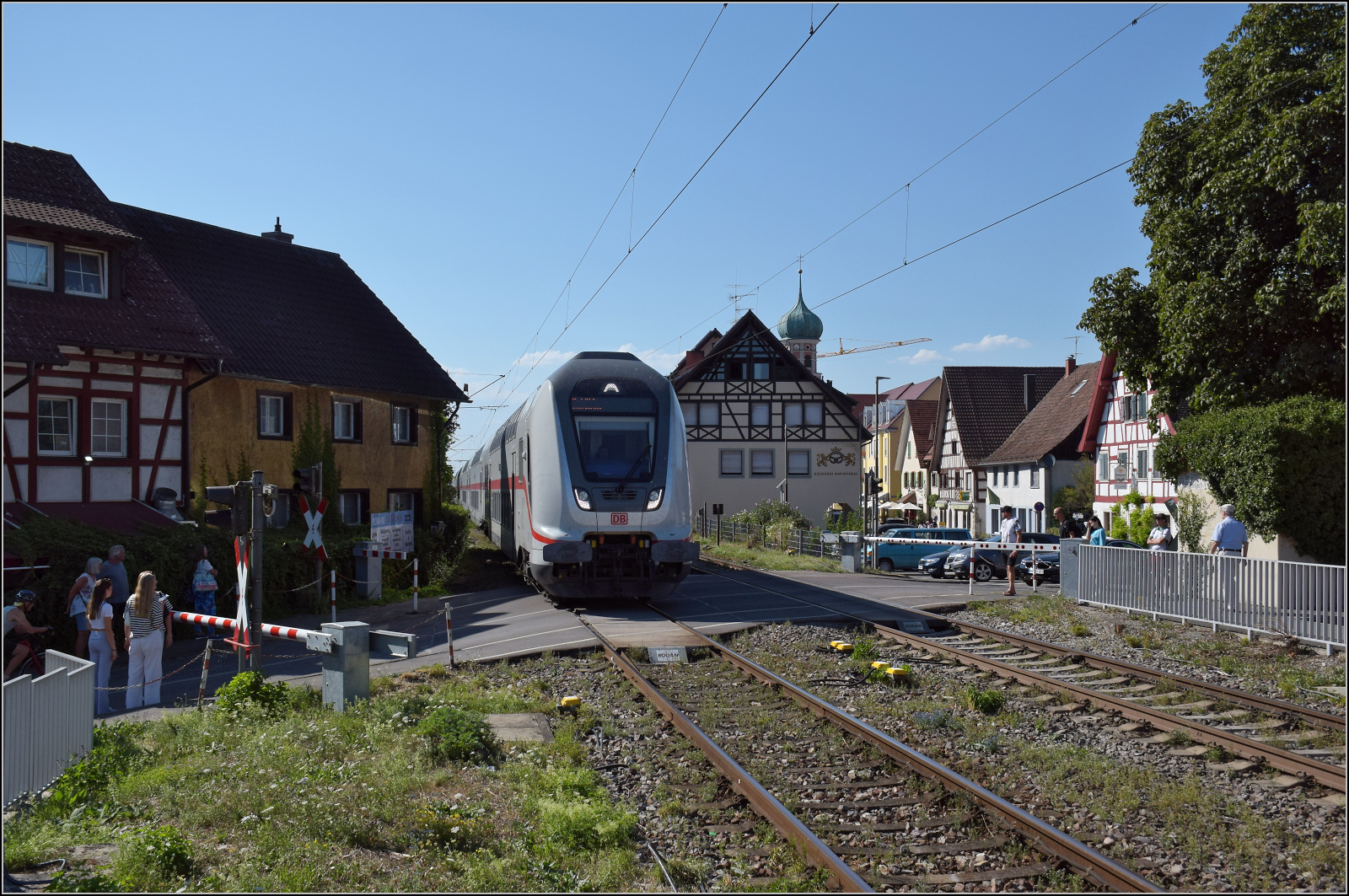 IC2 4913 wird von 147 587 durch Allensbach geschoben. August 2026.
