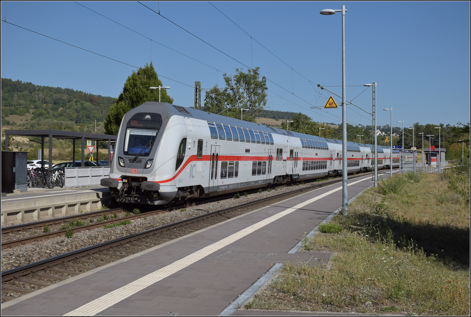 IC2 4914 wird von 147 587 durch Welschingen geschoben. August 2026.