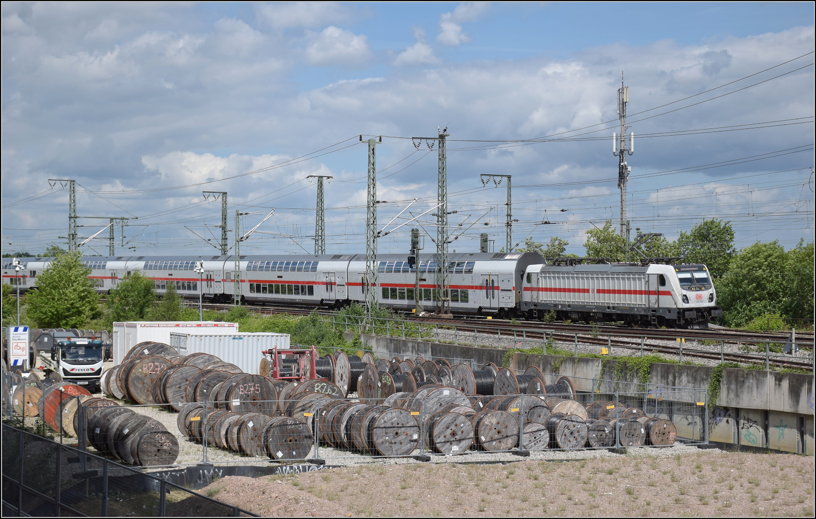 IC2 4916 mit Schublok 147 582 macht sich sonntags nur auf den Weg nach Singen. Stuttgart, Juni 2026.