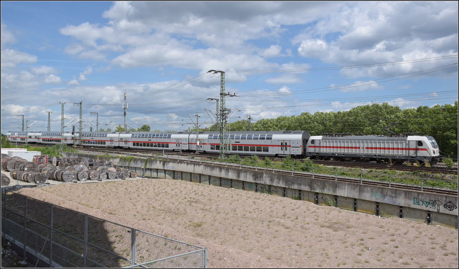 IC2 4916 mit Schublok 147 582 macht sich sonntags nur auf den Weg nach Singen. Stuttgart, Juni 2026.