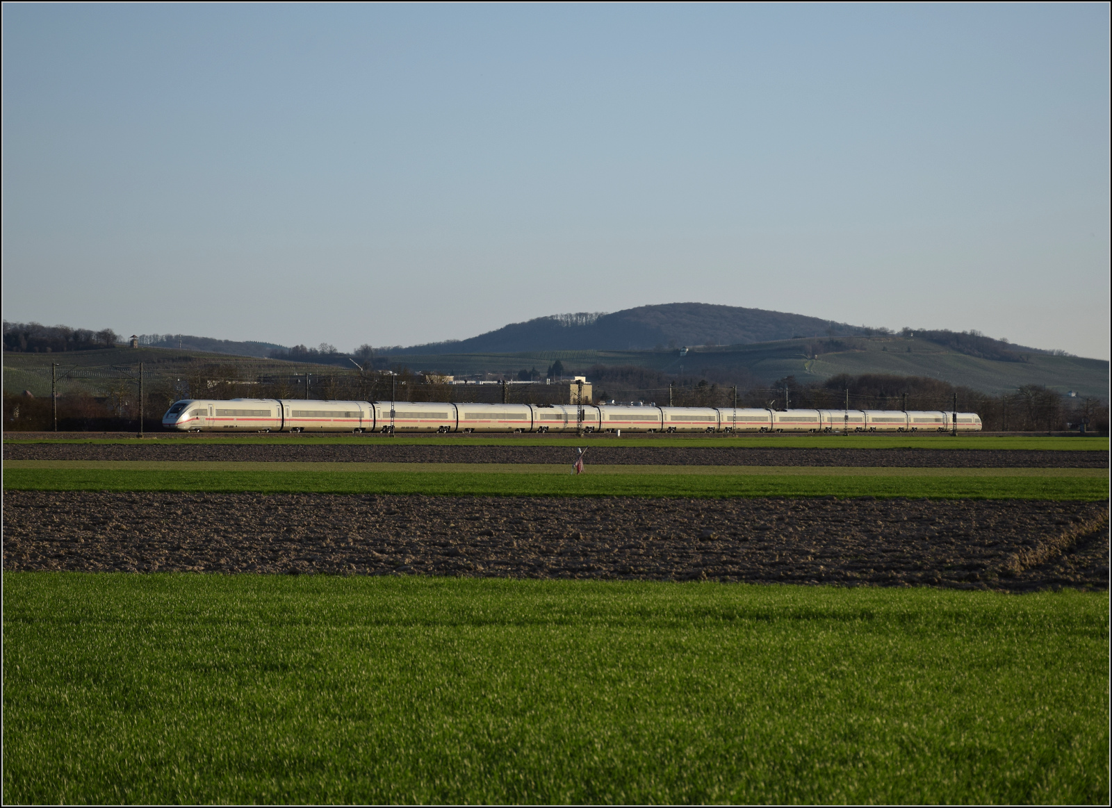 ICE 4 '412 062' ist südwärts bei Hügelheim unterwegs. Februar 2026.
