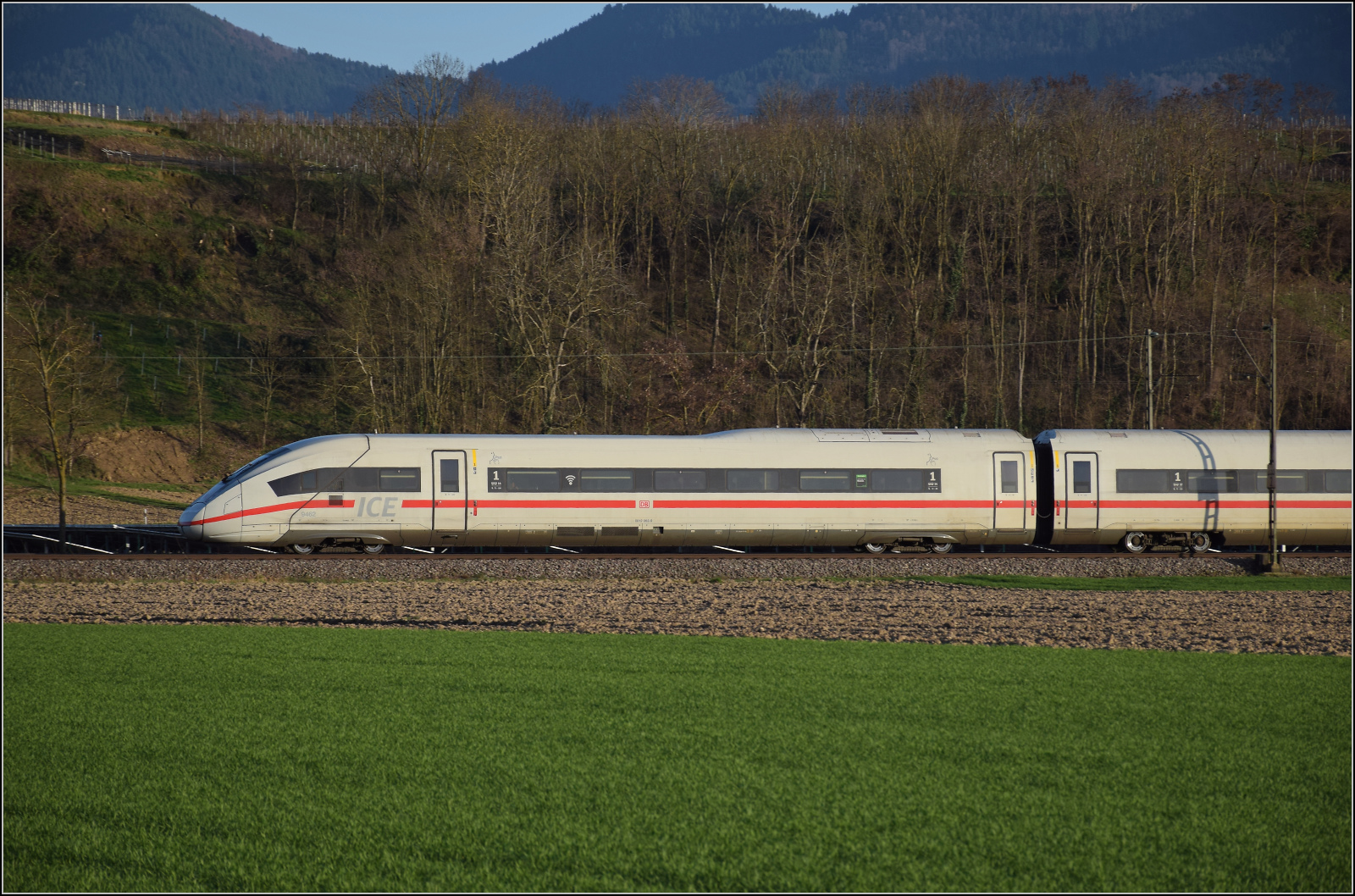 ICE 4 '412 062' ist südwärts bei Buggingen unterwegs. Februar 2026.
