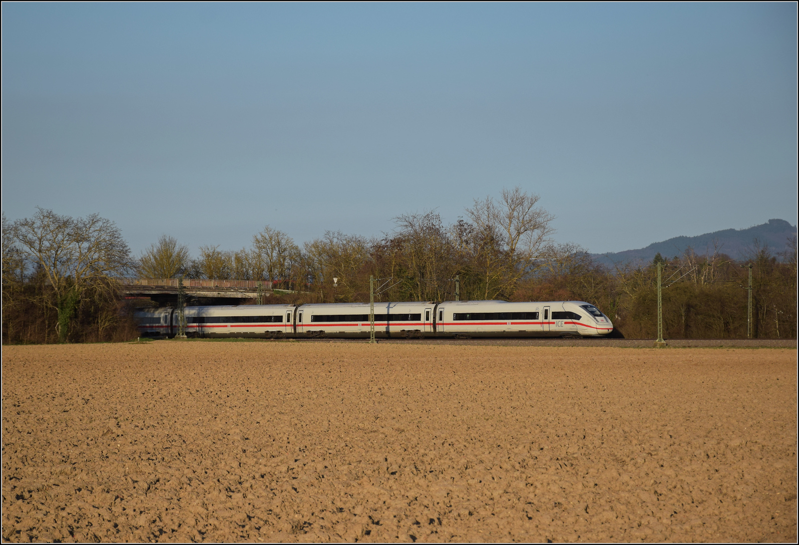 ICE 4 '412 082' ist nordwärts bei Buggingen unterwegs. Februar 2026.