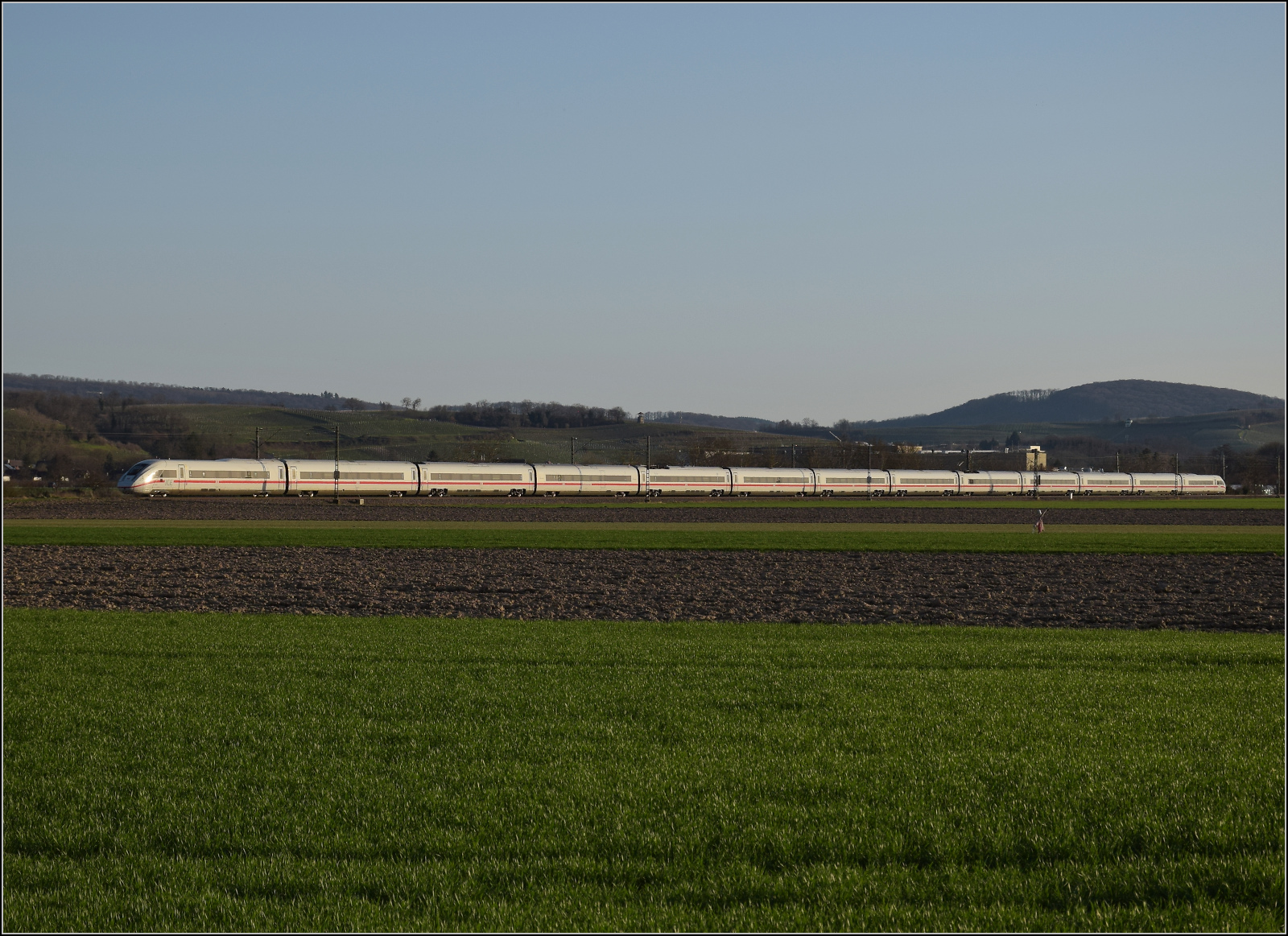 ICE 4 '412 082' ist nordwärts bei Hügelheim unterwegs. Februar 2026.