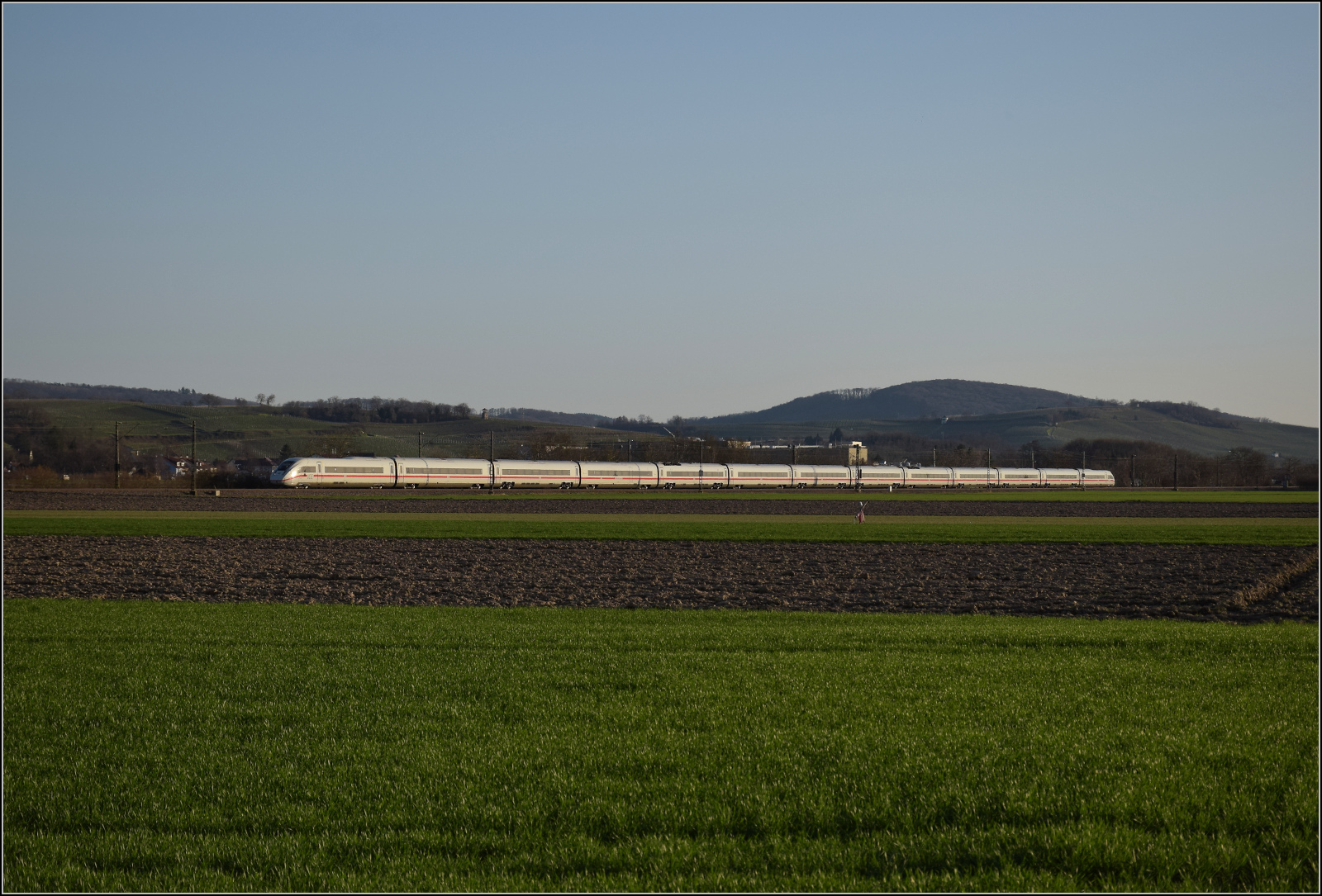 ICE 4 '412 082' ist nordwärts bei Hügelheim unterwegs. Februar 2026.