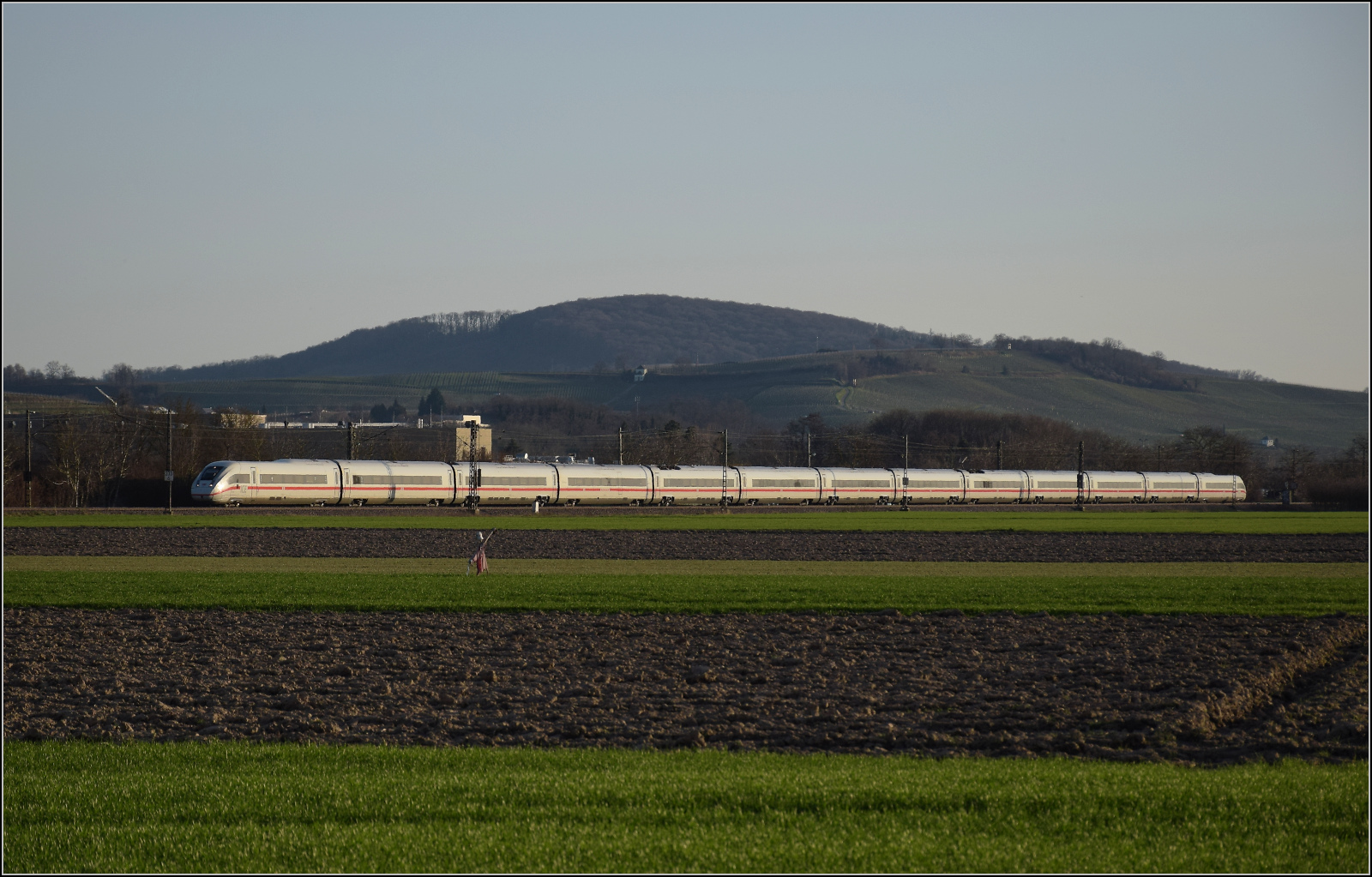 ICE 4 '412 082' ist nordwärts bei Hügelheim unterwegs. Februar 2026.