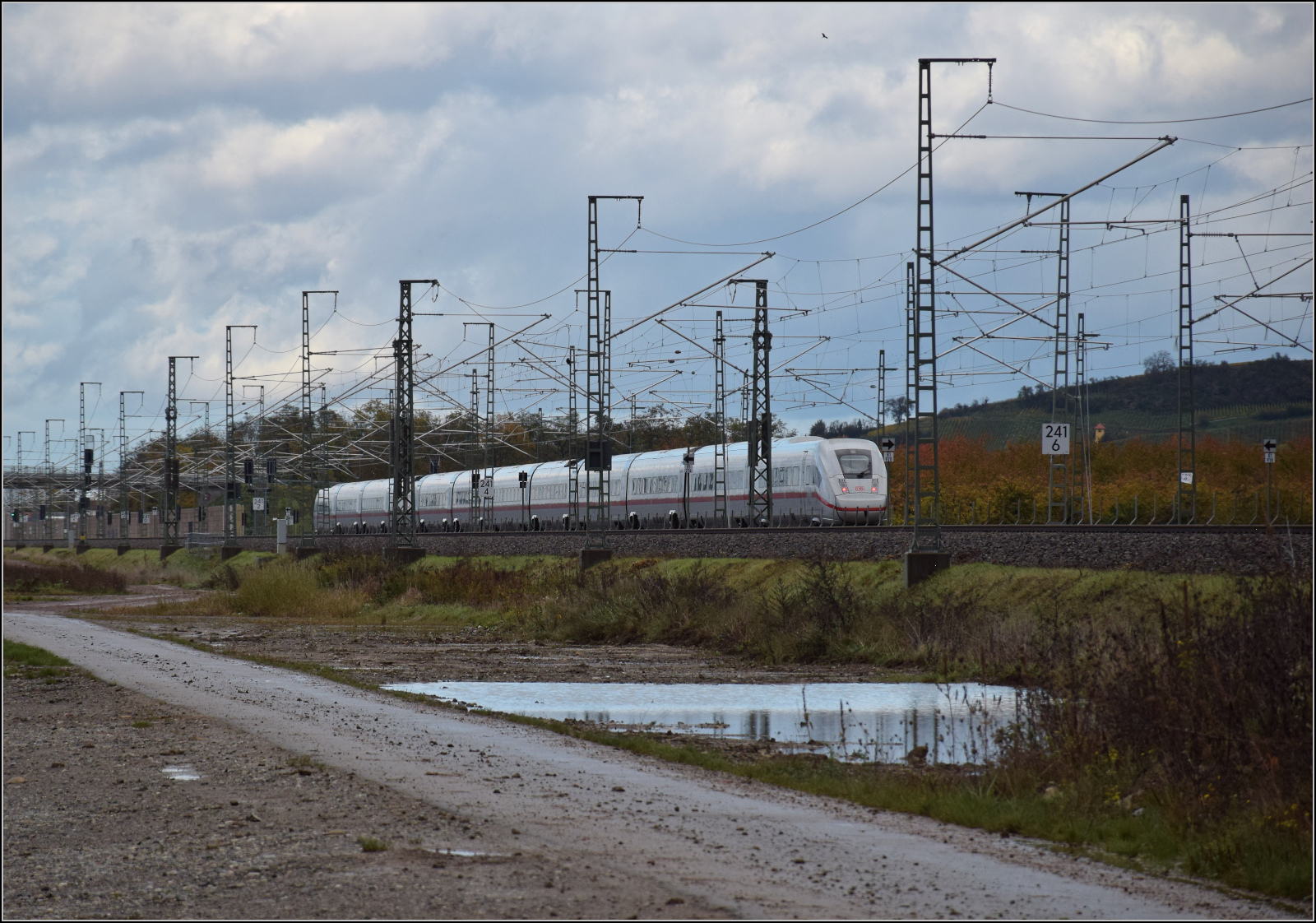 ICE 9027, '412 027' bei Auggen. Oktober 2025.