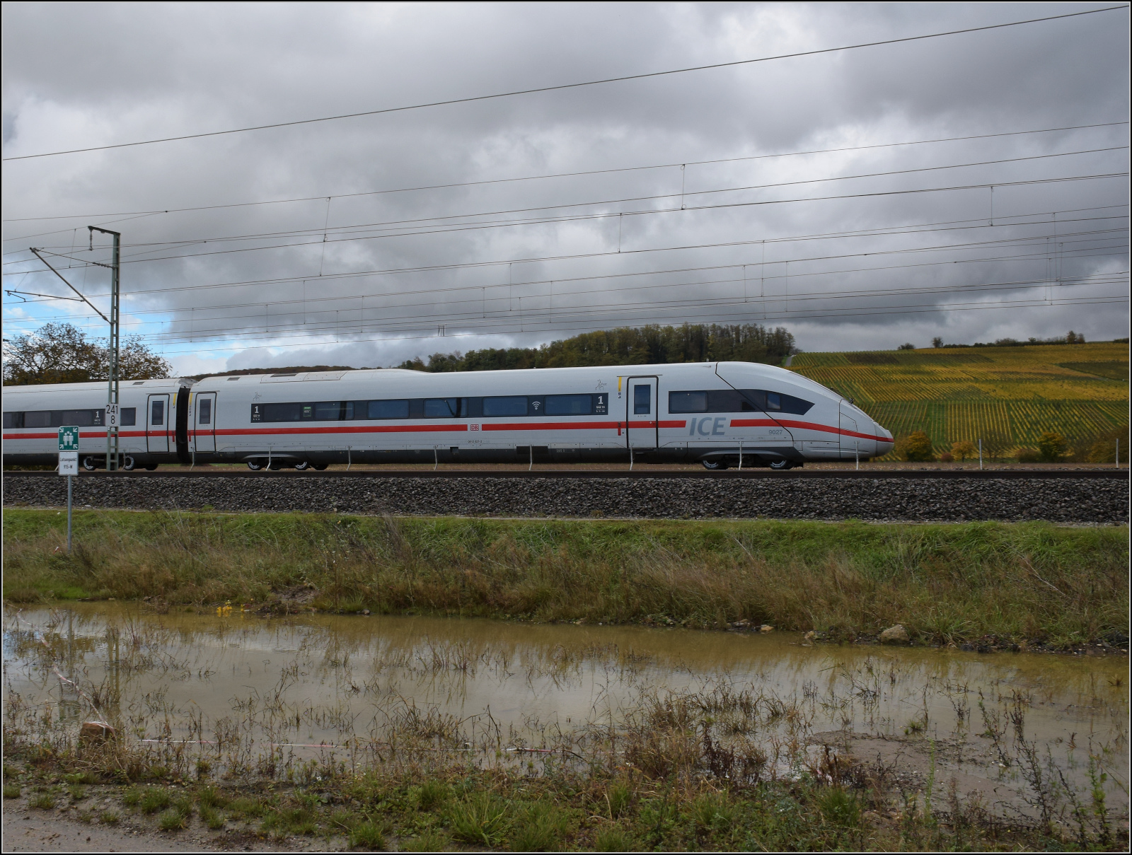 ICE 9027, '412 027' bei Schliengen. Oktober 2025.