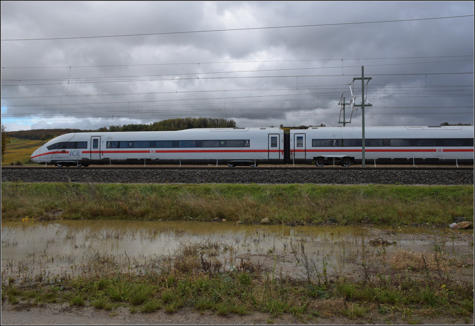 ICE 9027, '412 027' bei Schliengen. Oktober 2025.